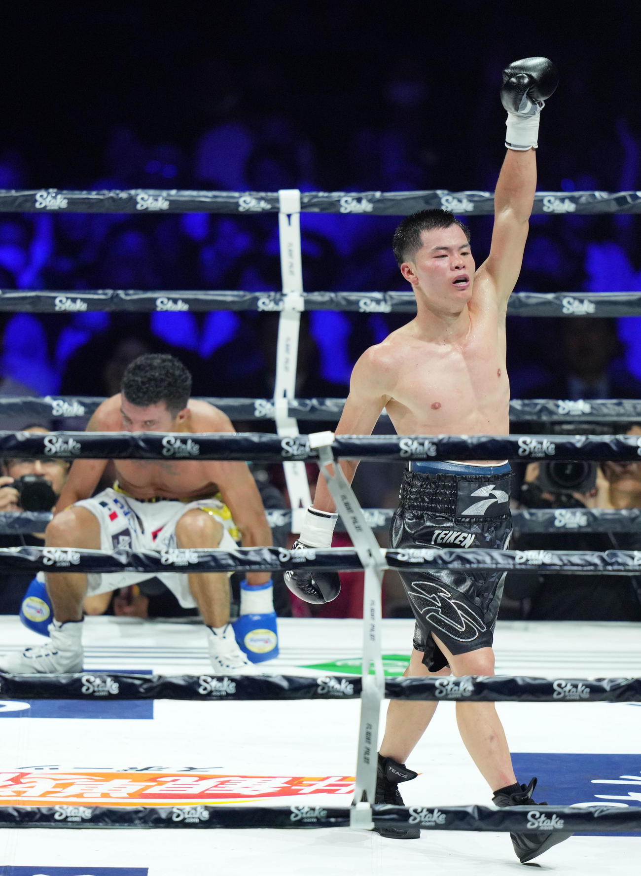 8回を終え拳を突き上げる那須（撮影・横山健太）