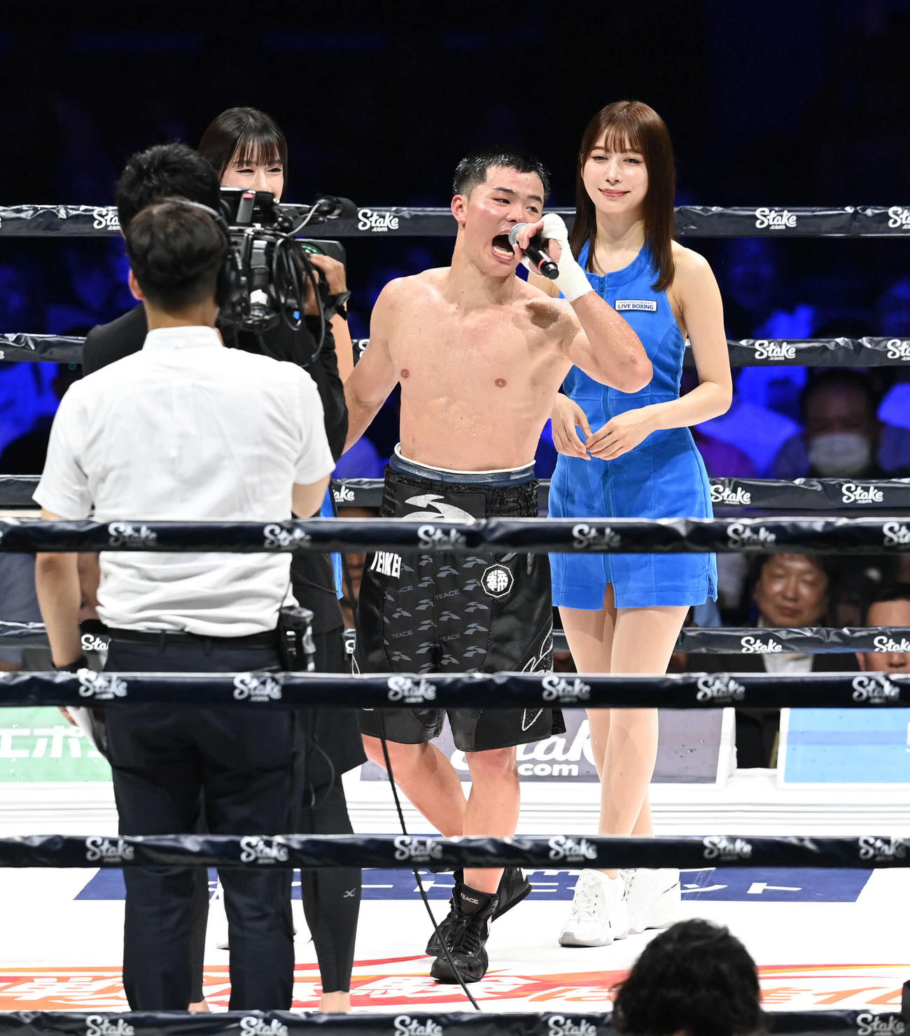 那須川は勝利者インタビューで英語を披露（撮影・山崎安昭）