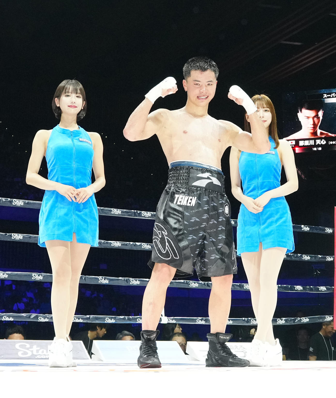 試合後、写真に納まる那須川（中央）（撮影・江口和貴）