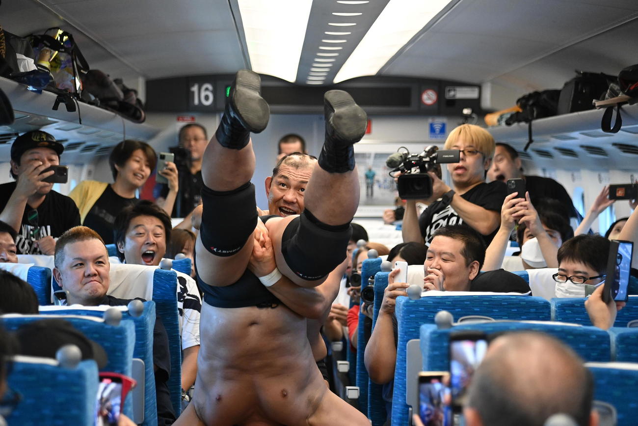 新幹線プロレスで、高木三四郎へゴッチ式パイルドライバーを仕掛ける鈴木みのる（DDTプロレス提供）