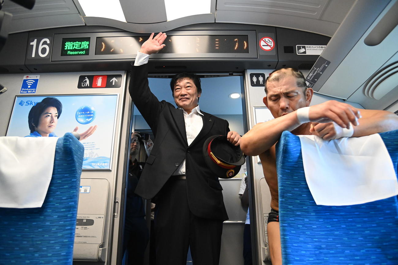 新幹線プロレスで、車掌を務めた小橋建太（中央）と疲弊する鈴木みのる（DDTプロレス提供）