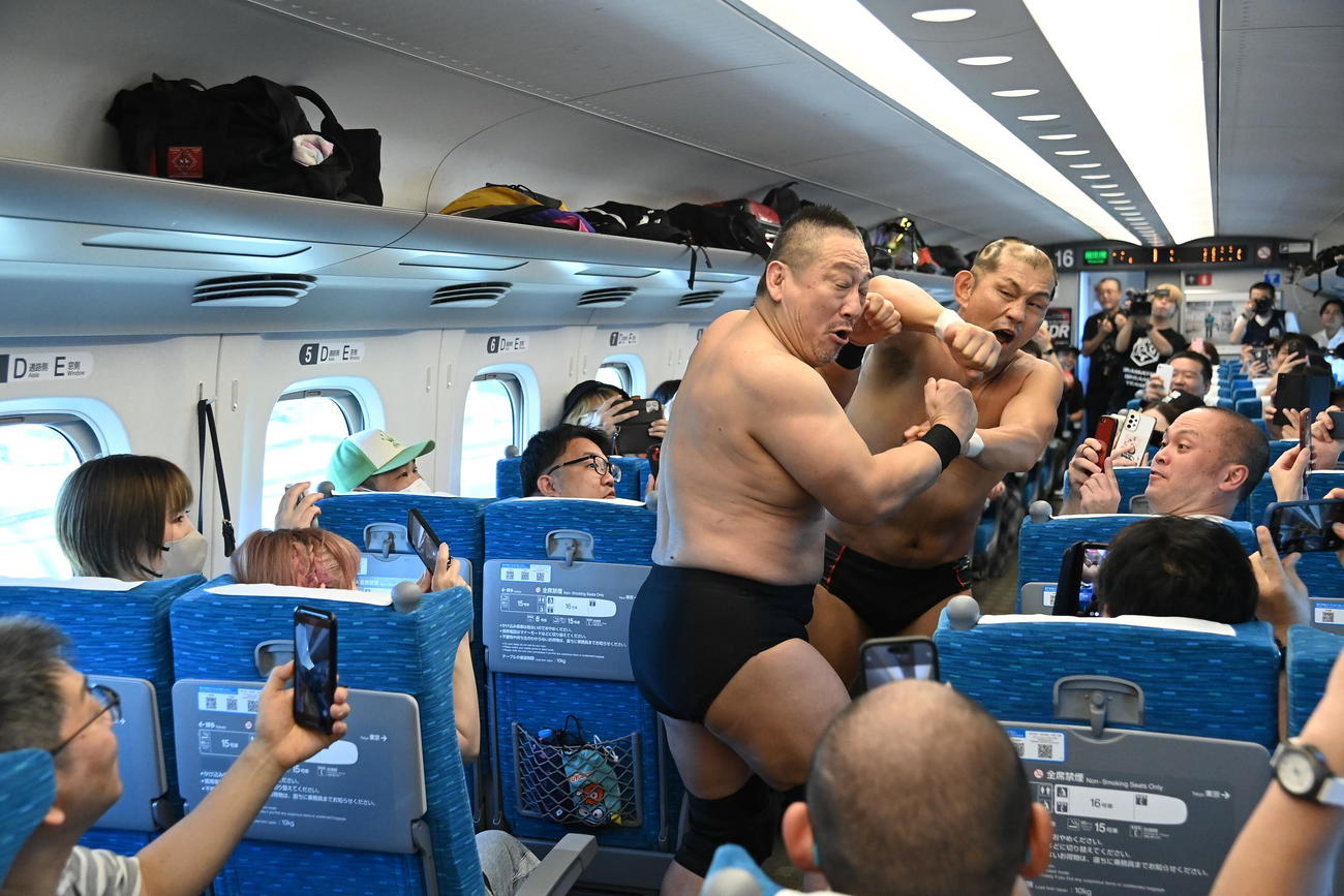 新幹線プロレスで、高木三四郎（左）へエルボーをかます鈴木みのる（DDTプロレス提供）