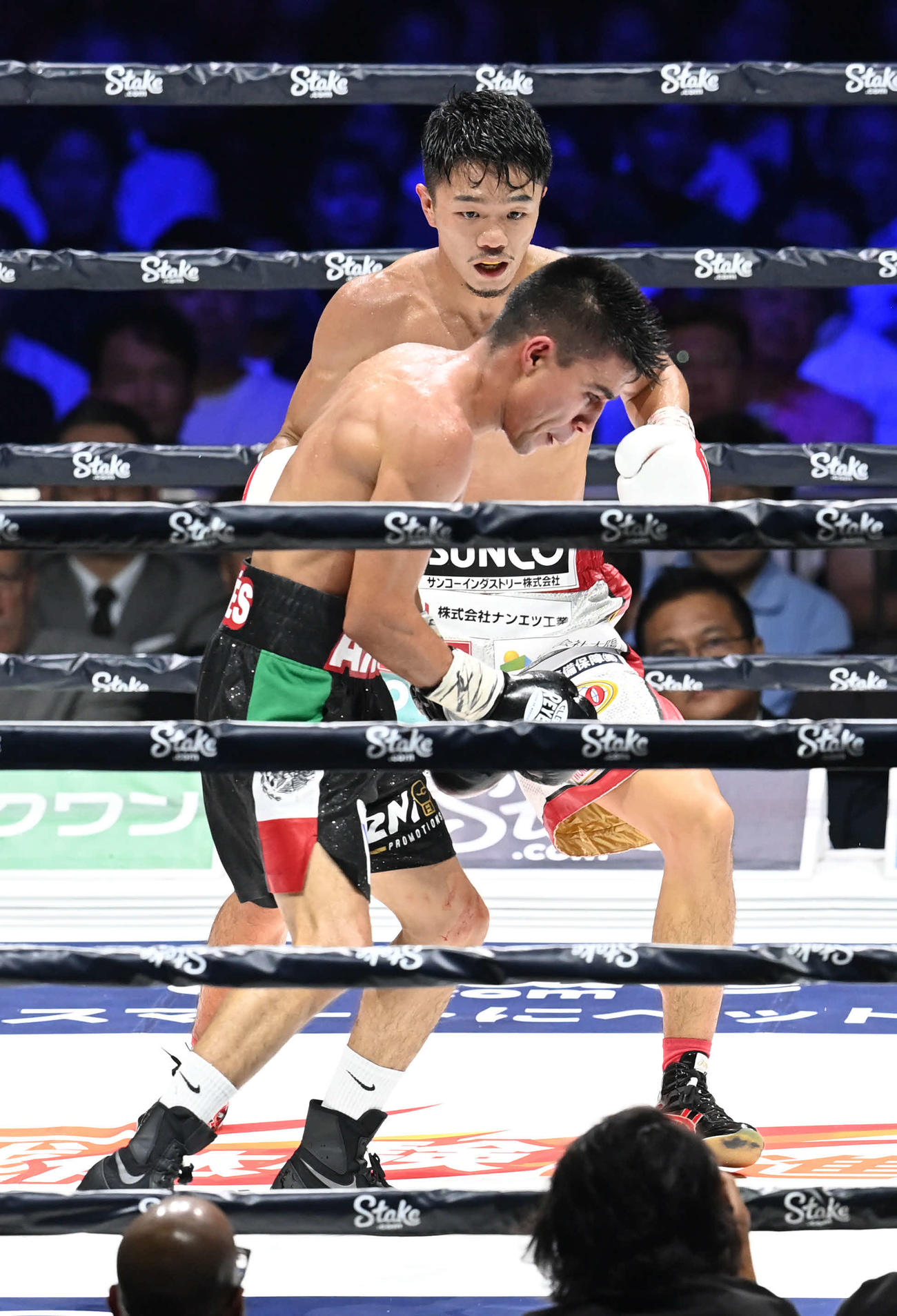 5回、中谷（後方）はパンチを食らわせてコルテスをぐらつかせる（撮影・山崎安昭）