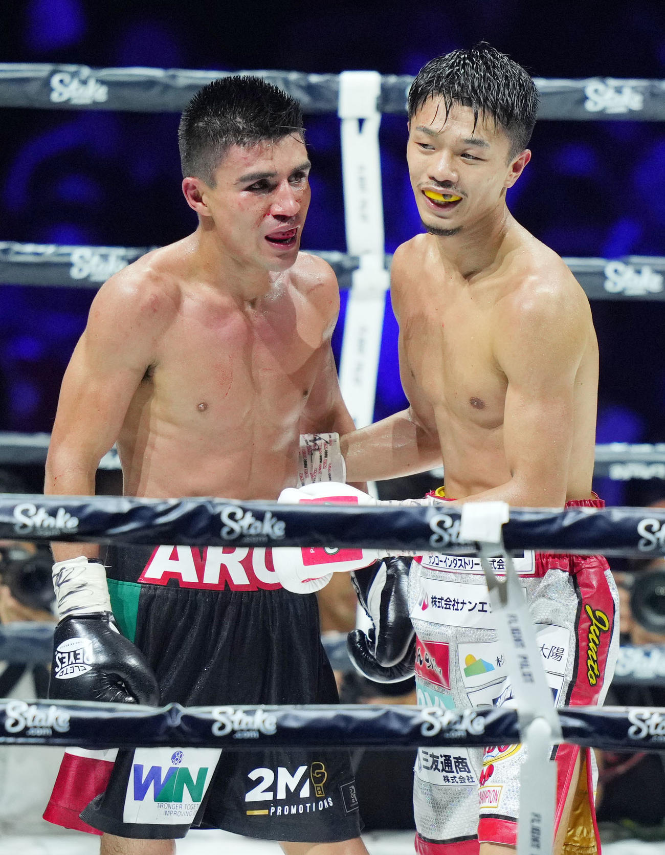 試合を終え健闘を称え合う中谷（右）とアルヒ・コルテス（撮影・横山健太）