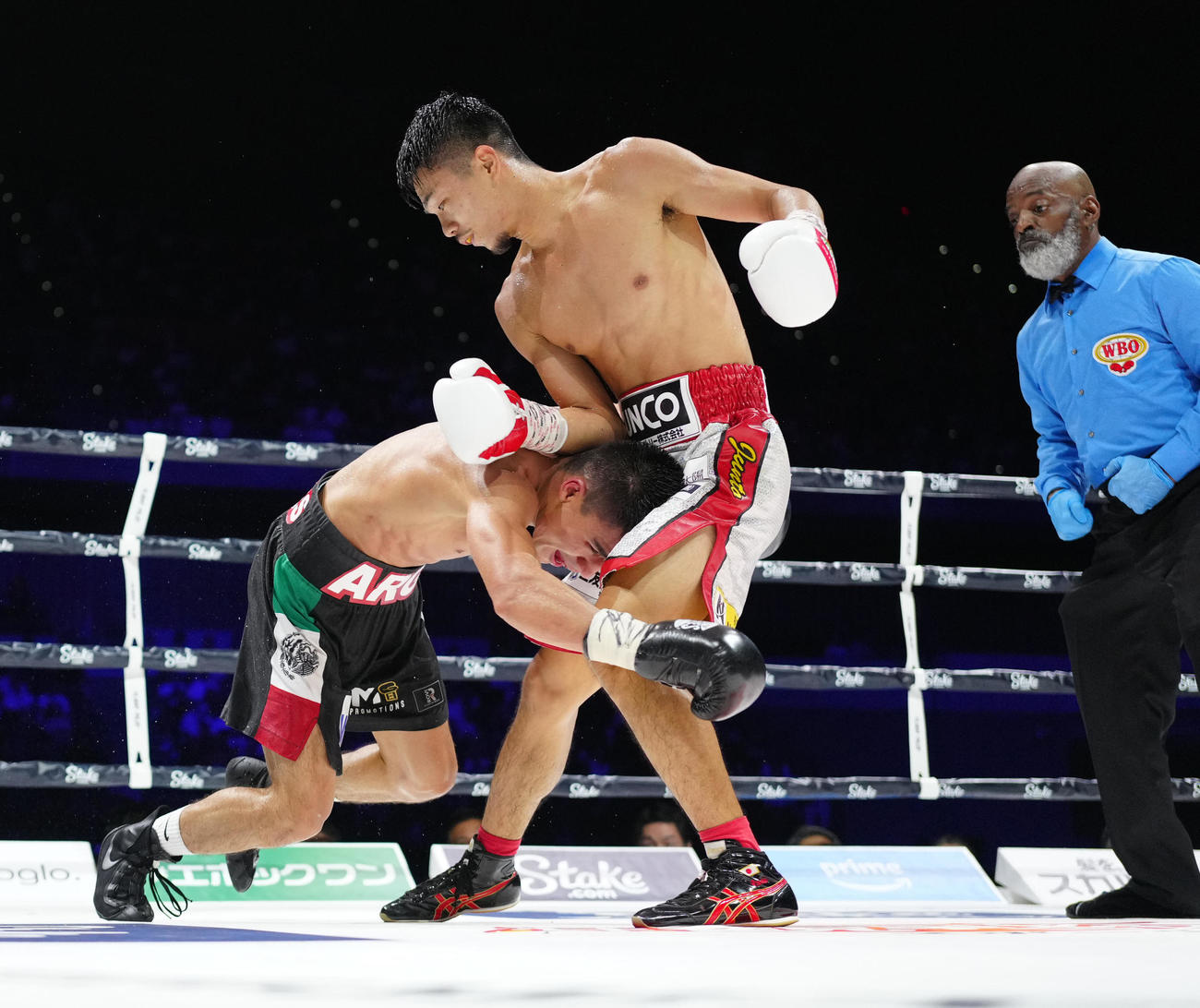9回、コルテス（左）からダウンを奪う中谷（撮影・江口和貴）