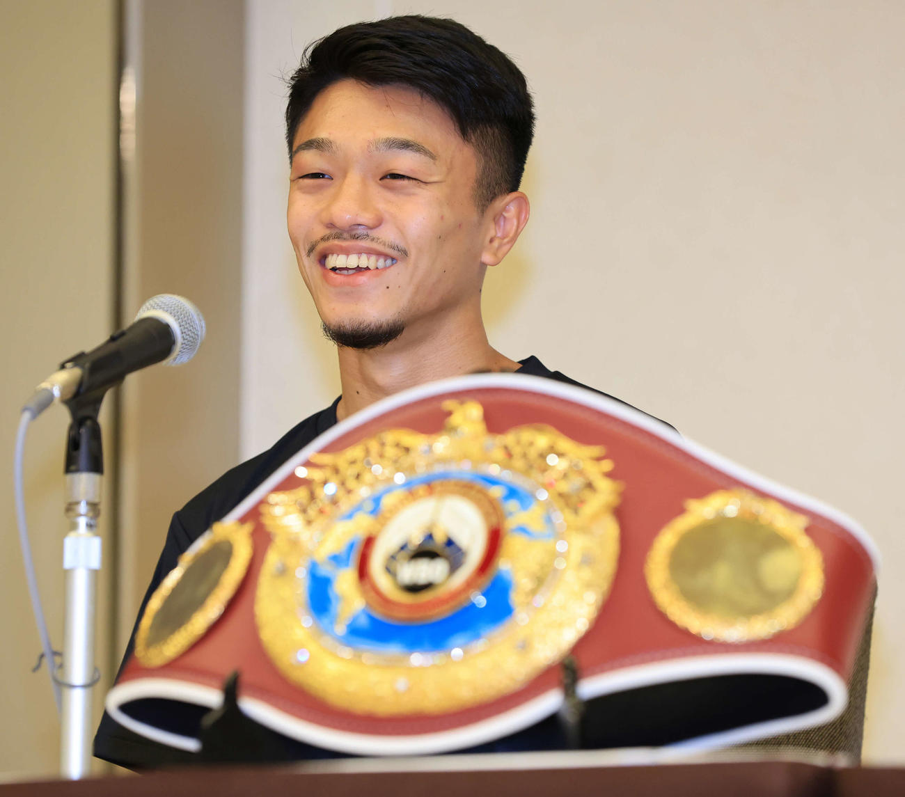 初防衛戦から一夜明けた会見で、笑顔で答える中谷潤人（撮影・浅見桂子）