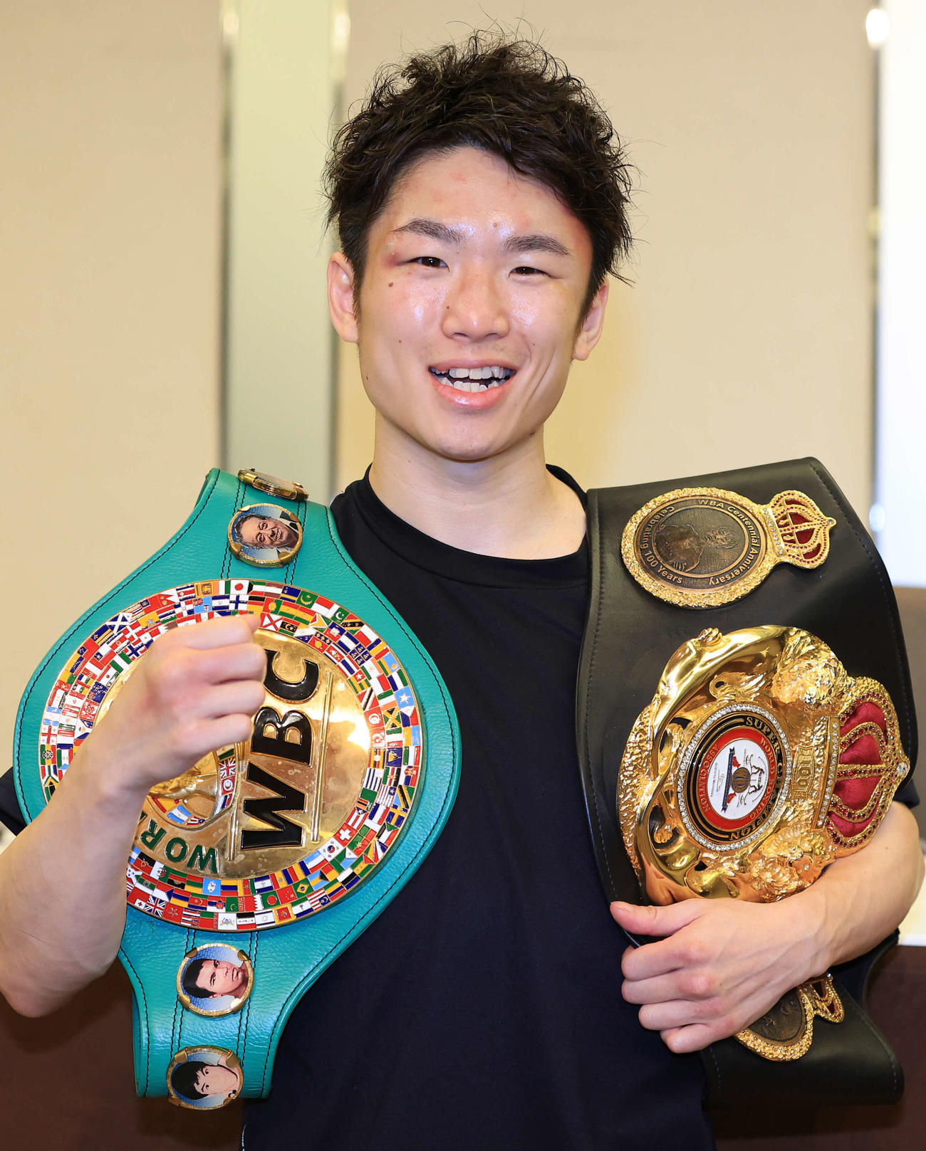 世界戦4戦連続KO勝利から一夜明け会見で、笑顔でガッツポーズする寺地拳四朗（撮影・浅見桂子）