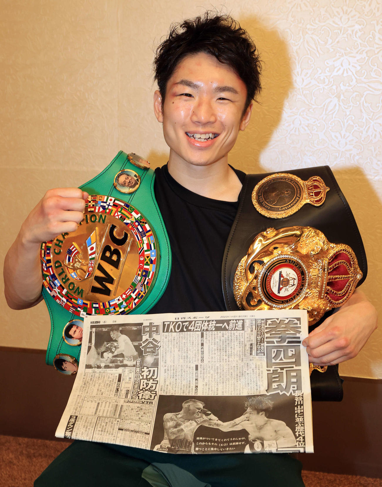 世界戦4戦連続KO勝利から一夜明け会見で、本紙を手に笑顔でガッツポーズする寺地拳四朗（撮影・浅見桂子）