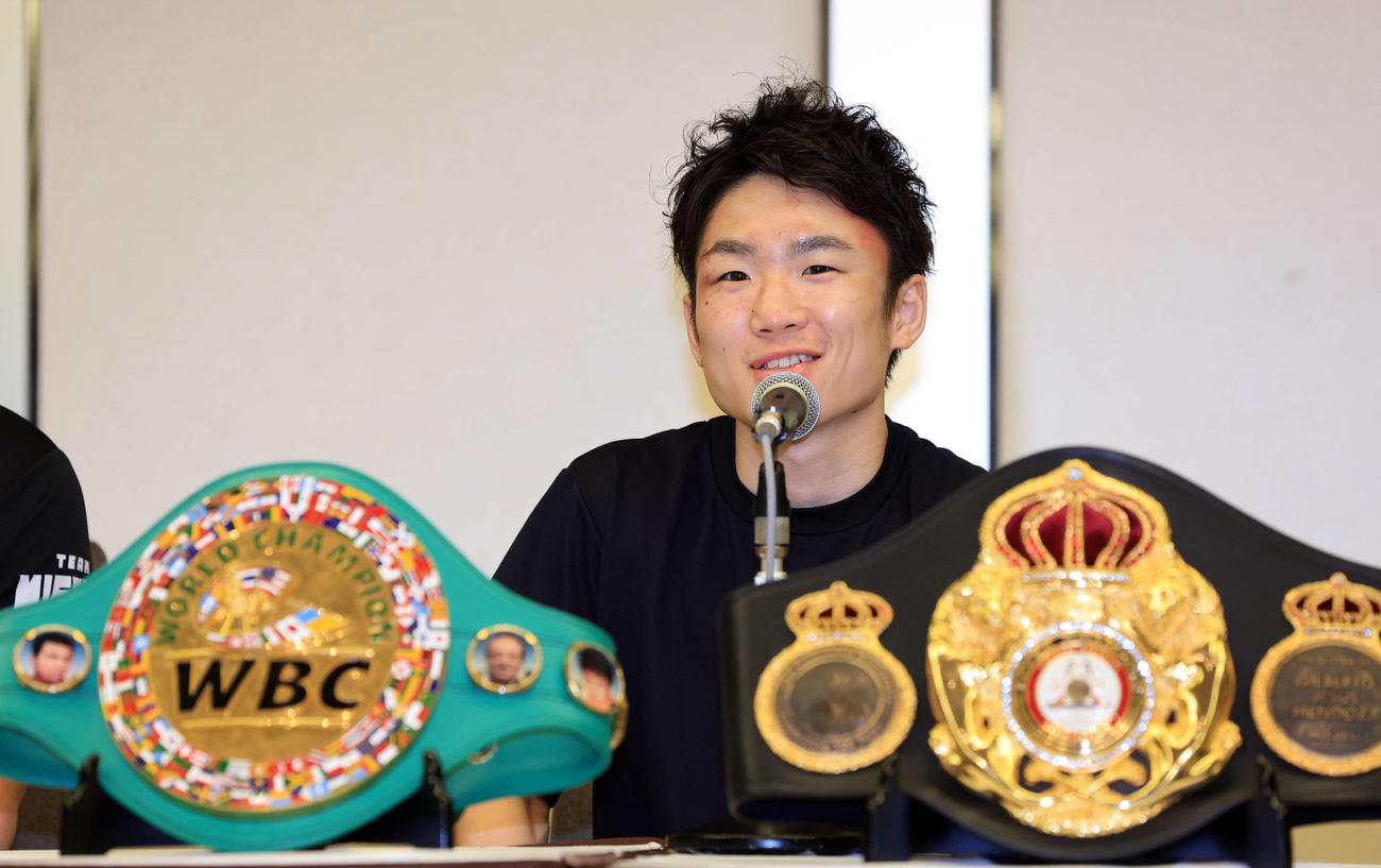 世界戦4戦連続KO勝利から一夜明けた会見で、笑顔で答える寺地拳四朗（撮影・浅見桂子）