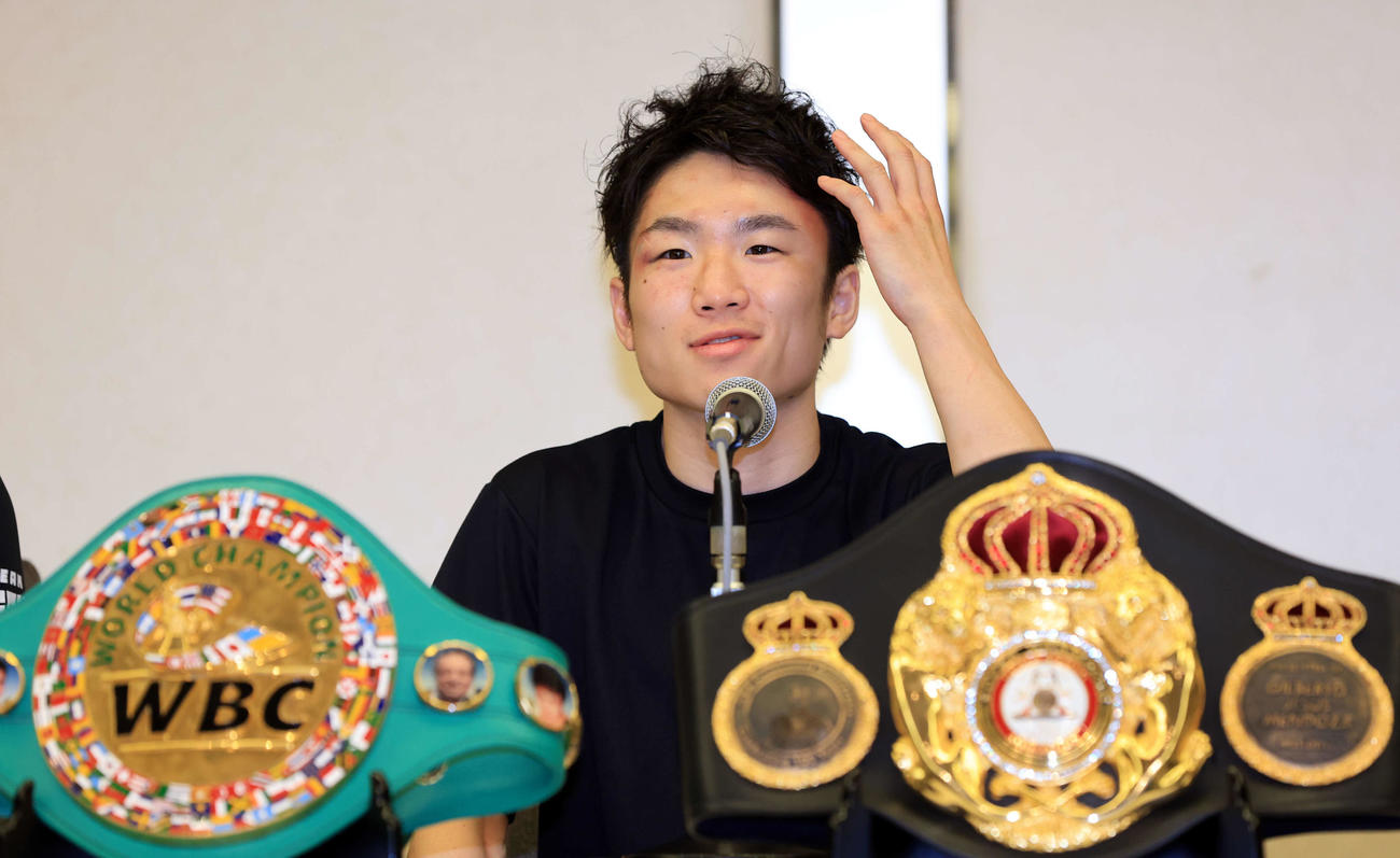世界戦4戦連続KO勝利から一夜明けた会見で、笑顔で答える寺地拳四朗（撮影・浅見桂子）