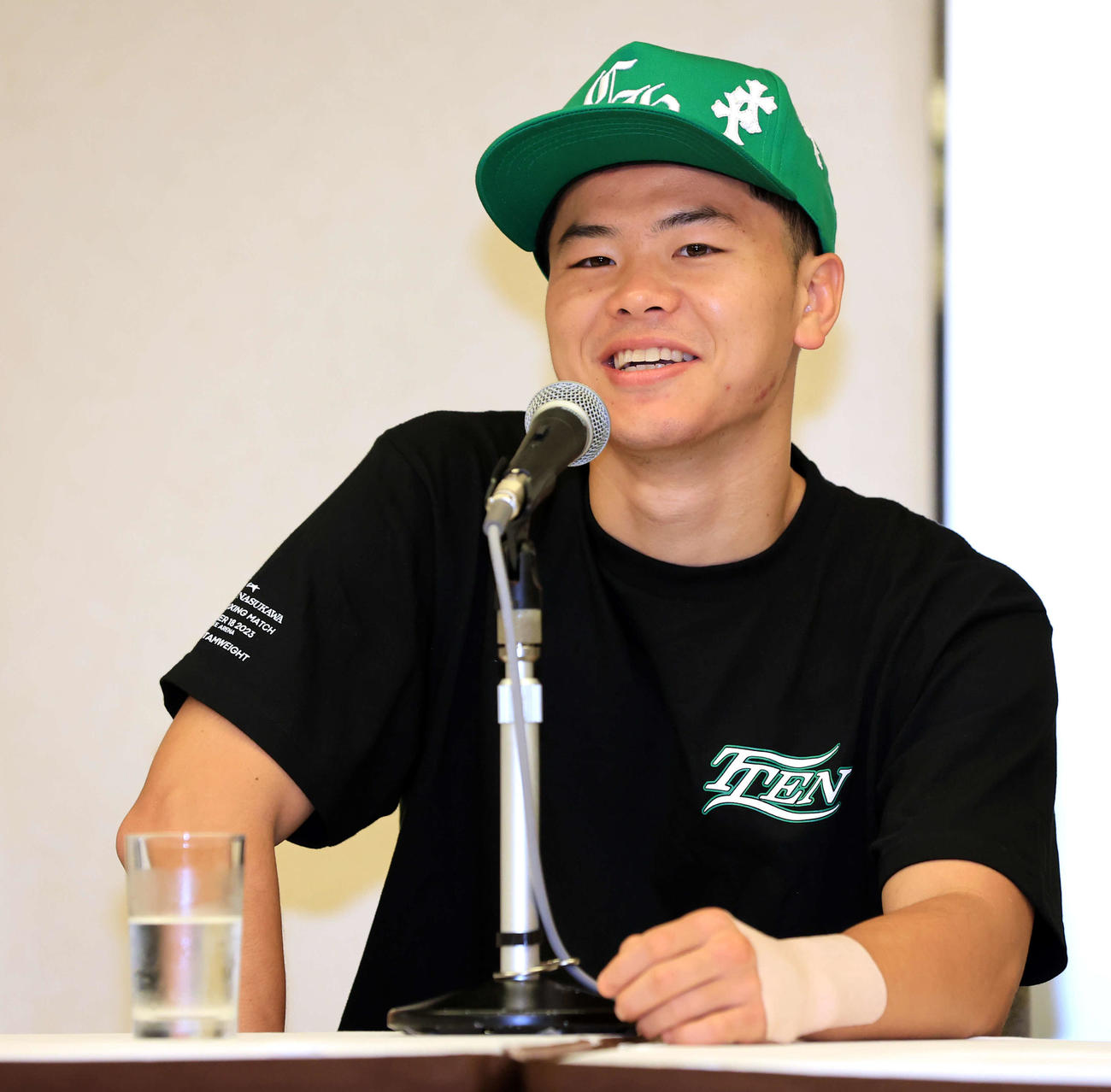 2勝目から一夜明け、左手にテーピングをし、笑顔で会見に臨む那須川（撮影・浅見桂子）