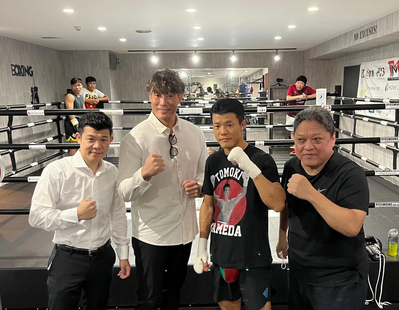 公開練習で写真に収まる（左から）亀田興毅ファウンダー、糸井嘉男氏、亀田和毅、金平桂一郎会長（撮影・永田淳）