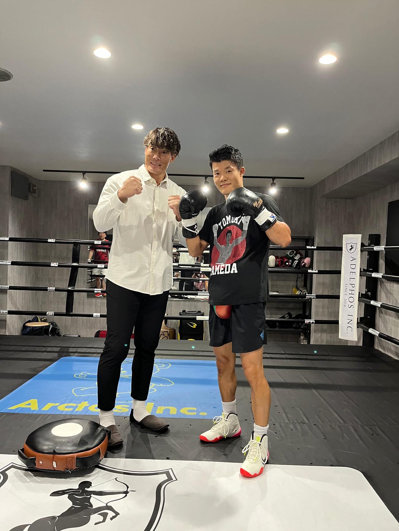 激励に訪れた糸井嘉男氏（左）と写真に収まる亀田和毅（撮影・永田淳）