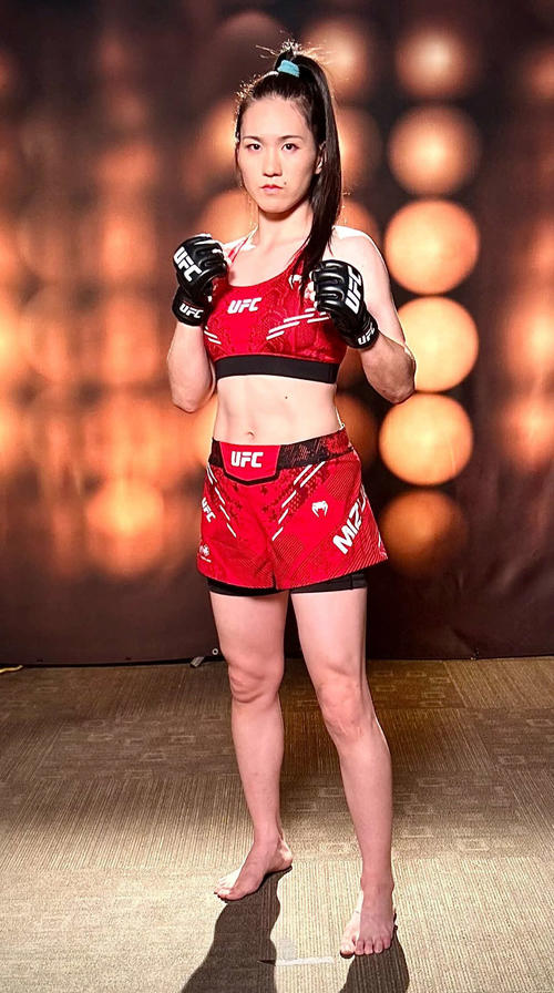 SHOOT BOXING 2012 公式ポスター / RENA 魅津希(UFC) UFC】魅津希3年1カ月ぶり復帰「緊張というか恐怖かな。試合になれば