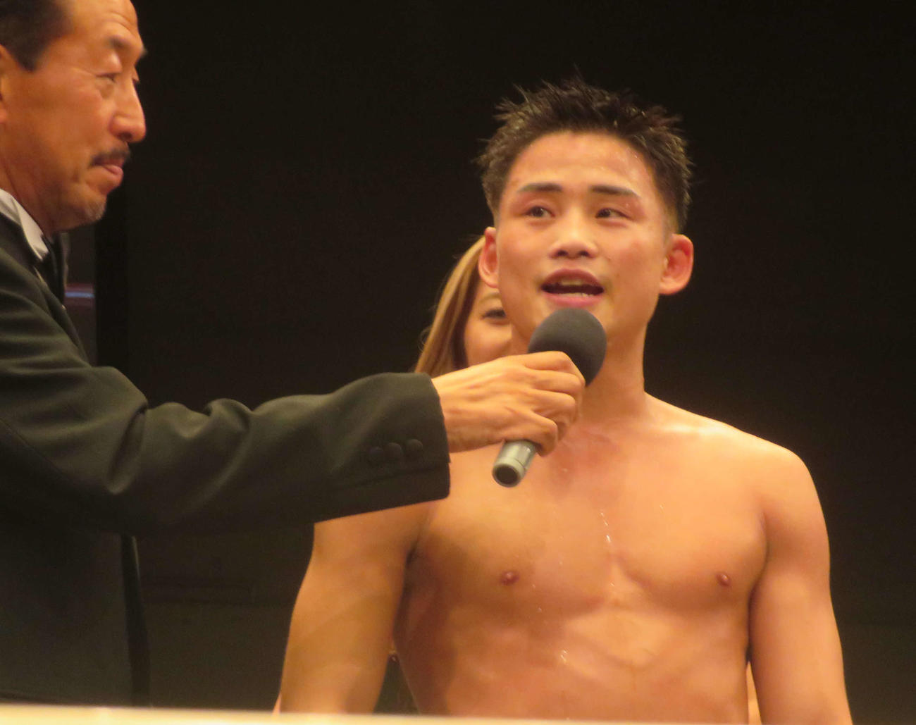勝利者インタビューに応じた前WBA世界ライトフライ級スーパー王者京口紘人（右）