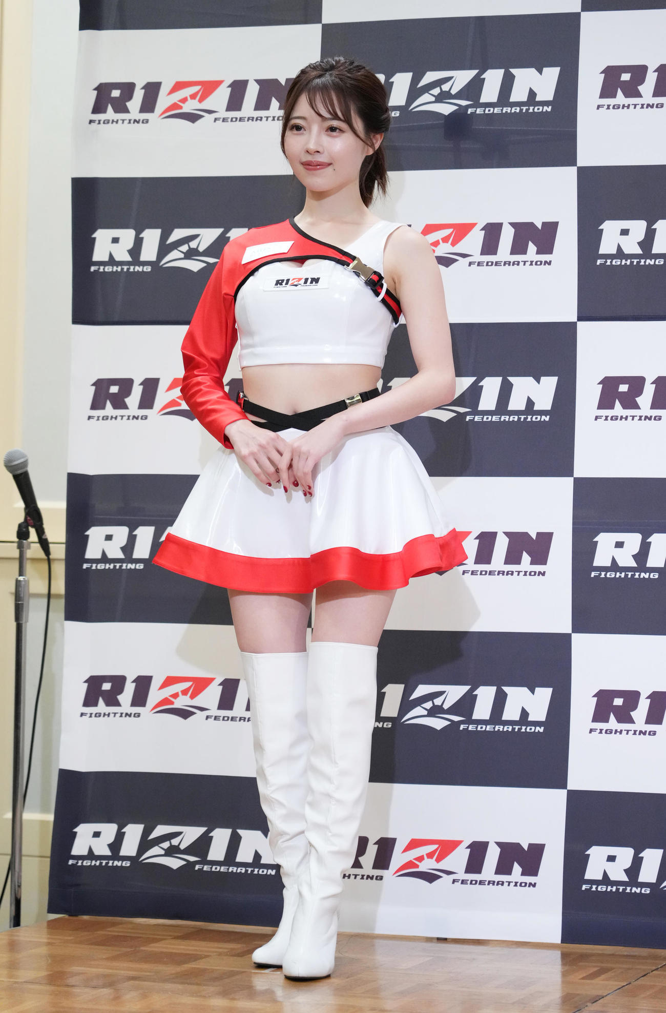 前日計量で会場を彩るラウンドガール（撮影・菅敏）