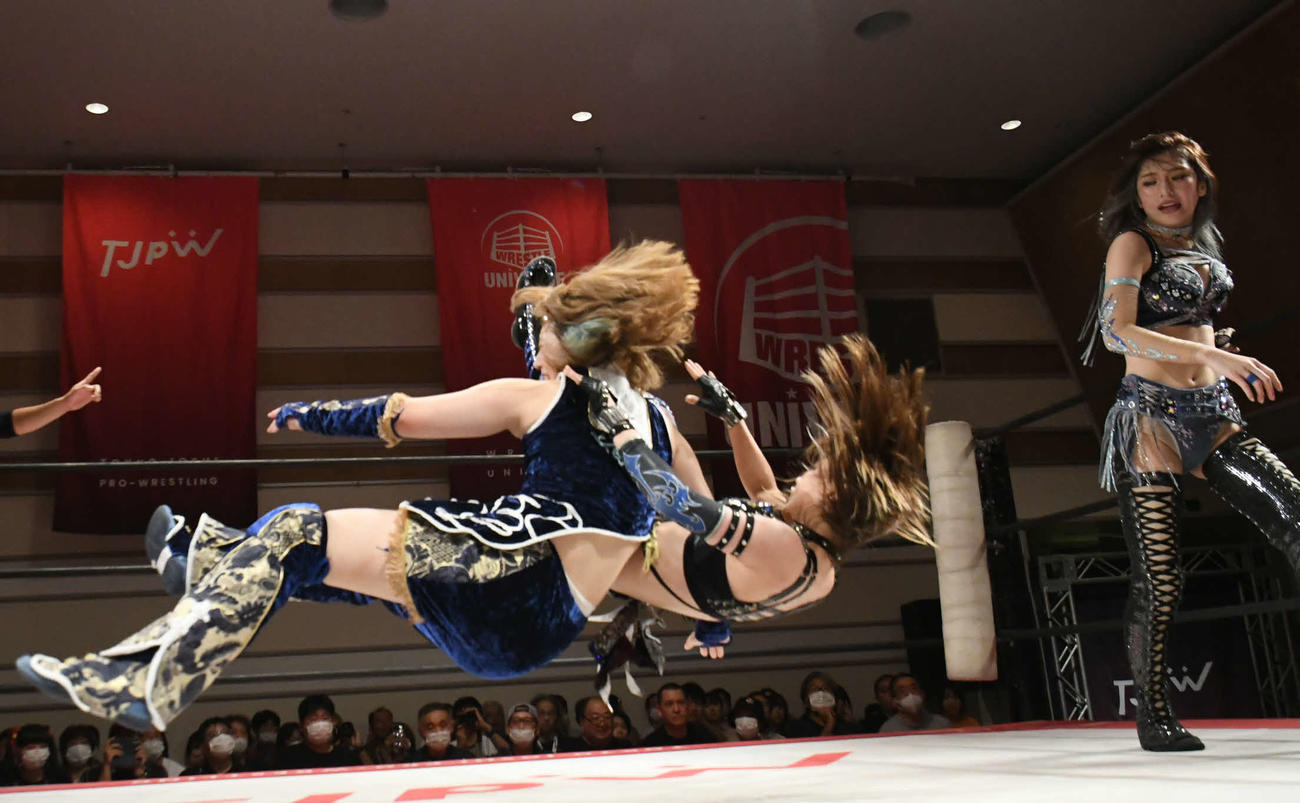東京女子プロレス横浜大会　桐生真弥（左）の「河底撈魚」を見つめる上福ゆき（東京女子プロレス提供）