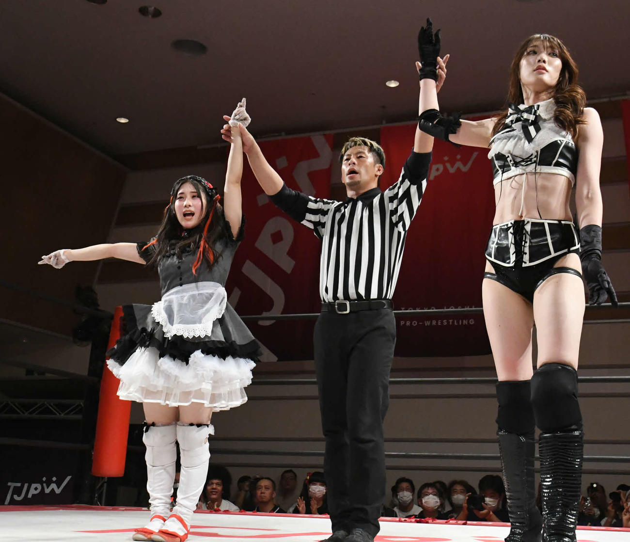東京女子プロレス横浜大会　試合に勝利した沙希様（右）、メイ・サン＝ミッシェルの「NEO美威獅鬼軍」（東京女子プロレス提供）
