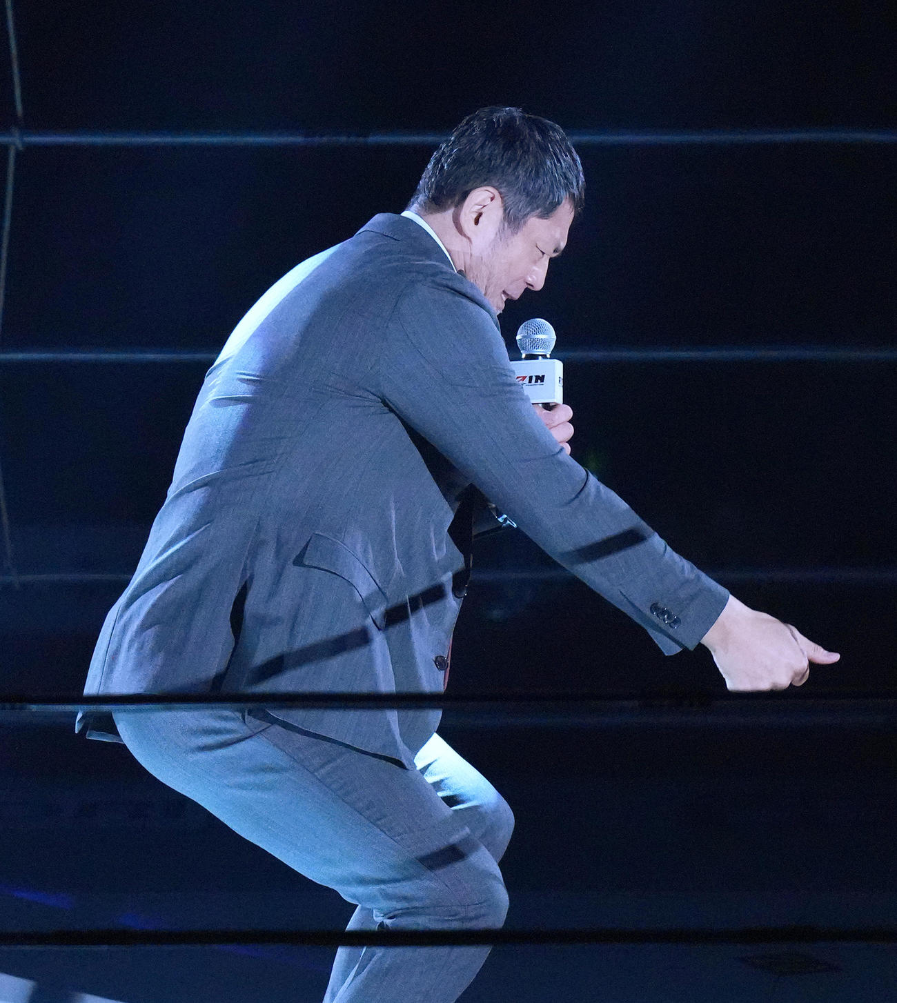 オープニングセレモニーで盛り上げる高田大会統括本部長（撮影・菅敏）