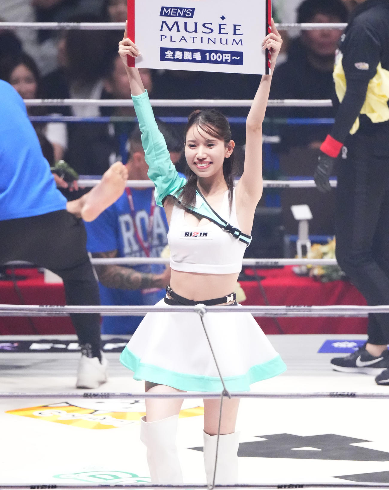 リングを彩るラウンドガール（撮影・菅敏）