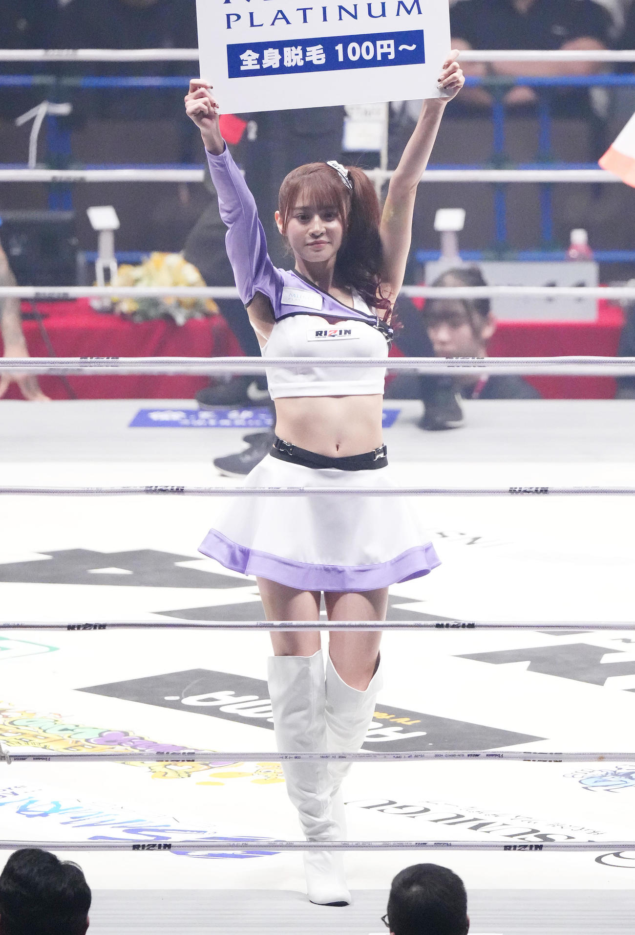 リングを彩るラウンドガール（撮影・菅敏）
