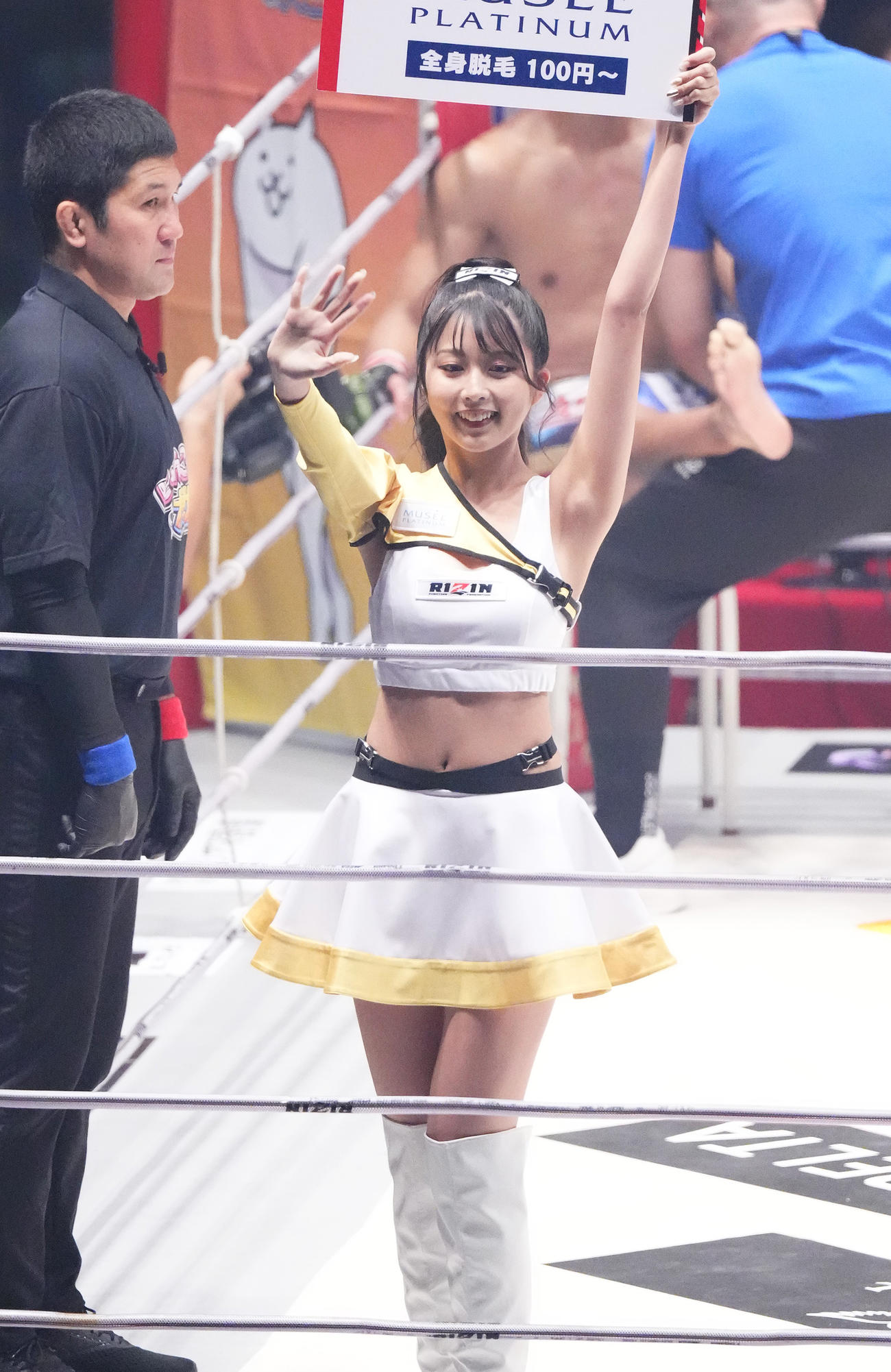リングを彩るラウンドガール（撮影・菅敏）