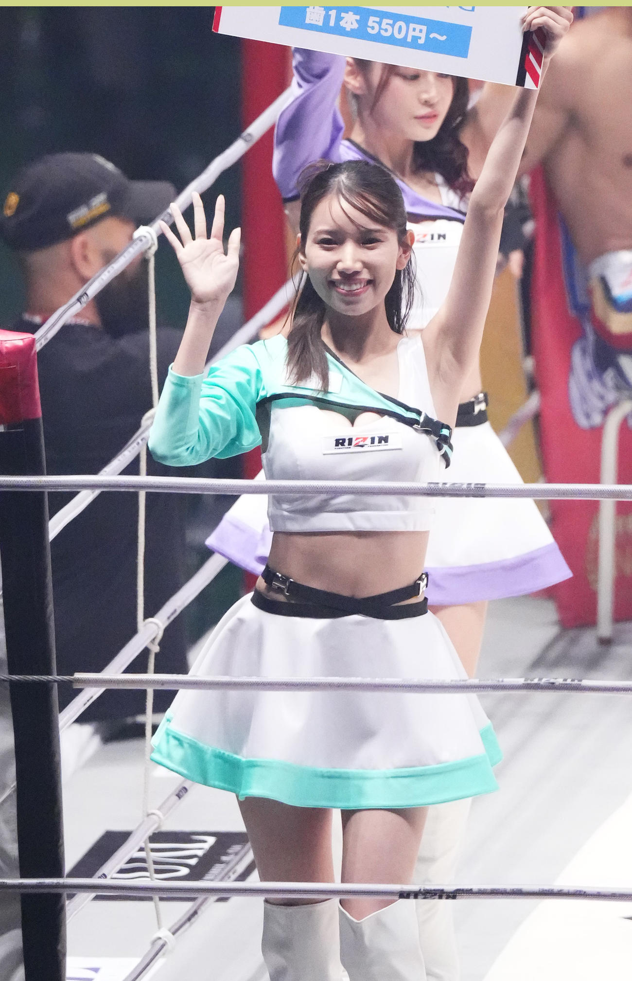 リングを彩るラウンドガール（撮影・菅敏）