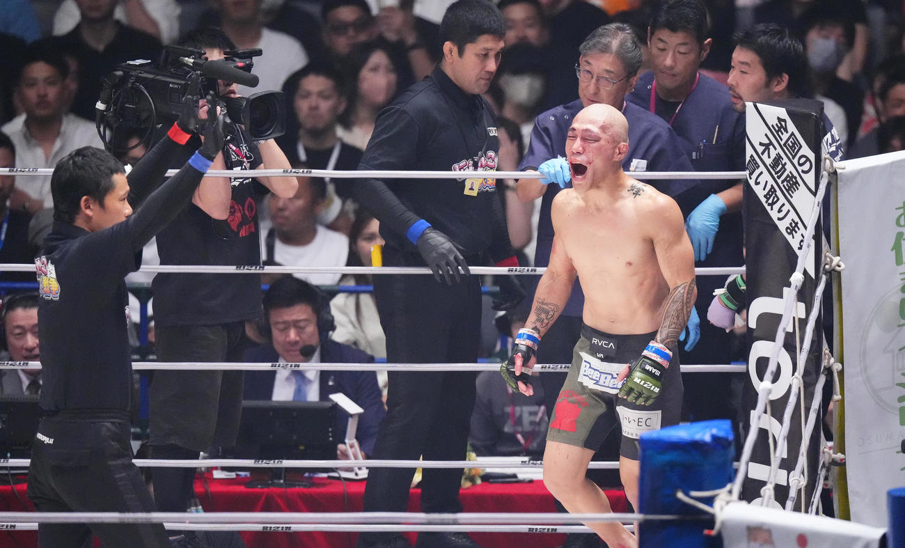 3回、福田にドクターストップで敗れ、悔しそうな表情を見せる山本（撮影・菅敏）