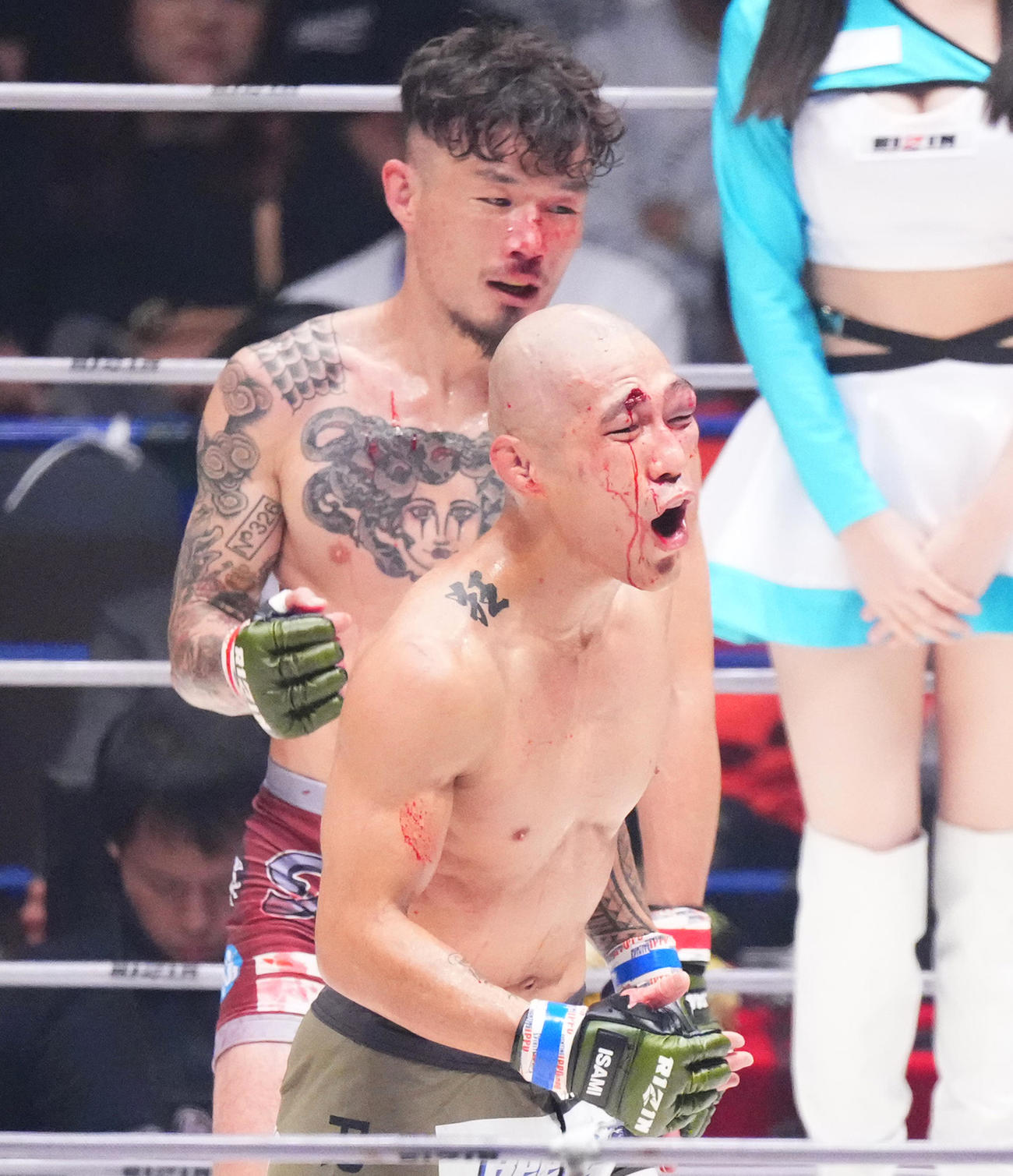 3回、福田（奥）にドクターストップで敗れる山本（撮影・菅敏）