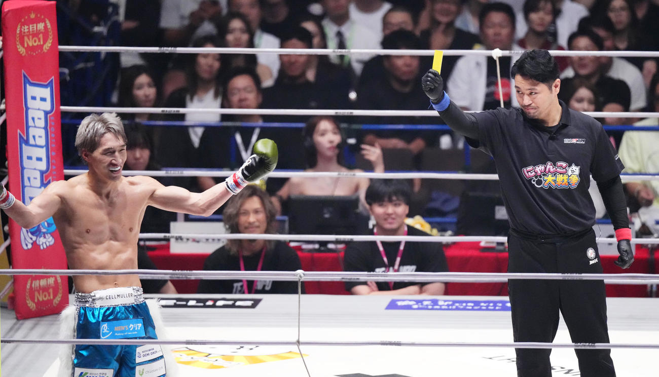 3回、イエローカードを受ける安保（撮影・菅敏）