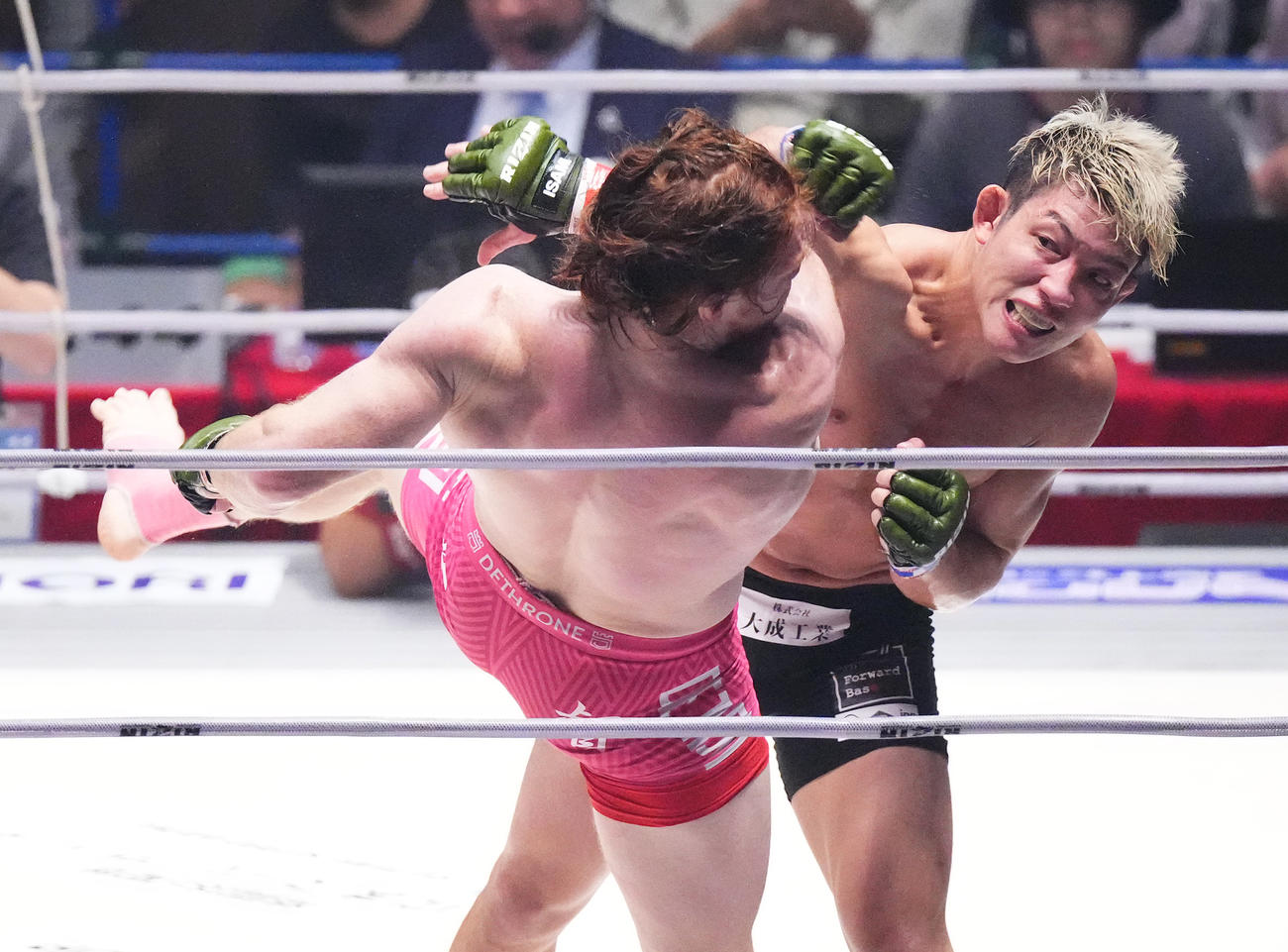 2回、カーライル（左）の顔面に強烈なパンチをヒットさせる堀江（撮影・菅敏）