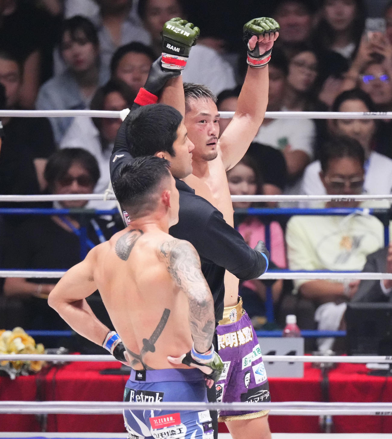 判定で萩原（手前）を破り、勝ち名乗りを受ける牛久（撮影・菅敏）
