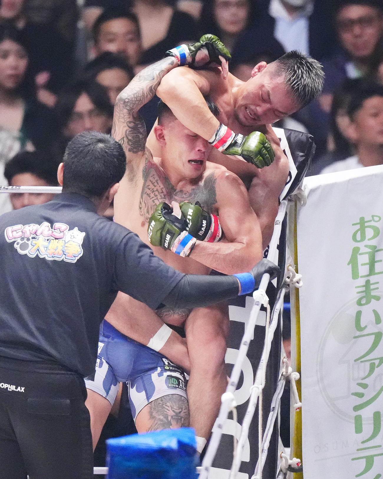 3回、萩原（左）を攻める牛久（撮影・菅敏）