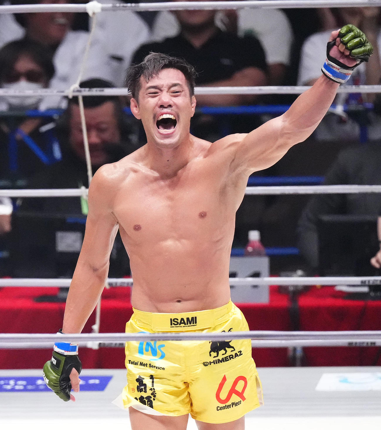 3回を戦い終え、雄たけびを上げる金原（撮影・菅敏）