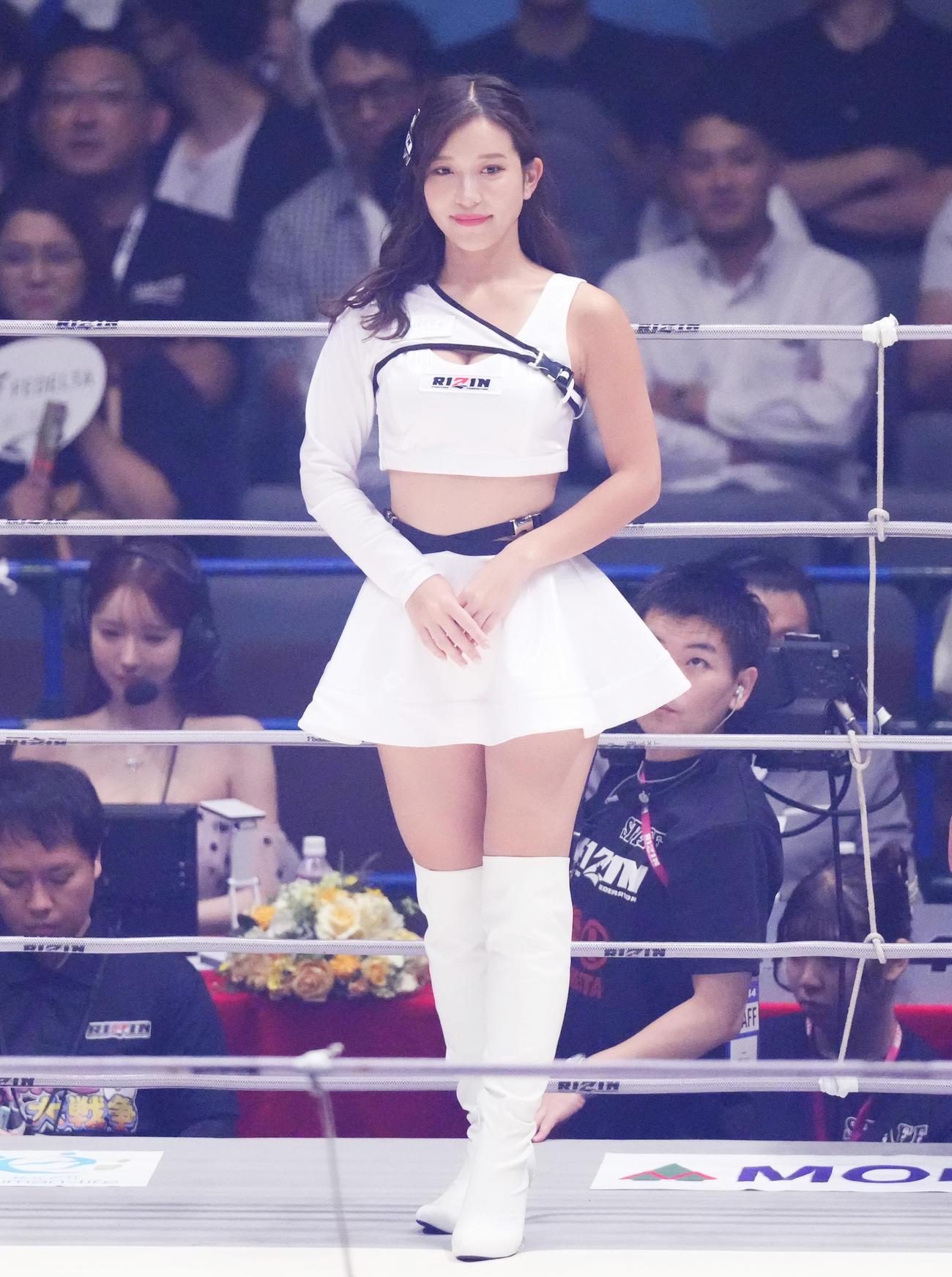 リングを彩るラウンドガール（撮影・菅敏）