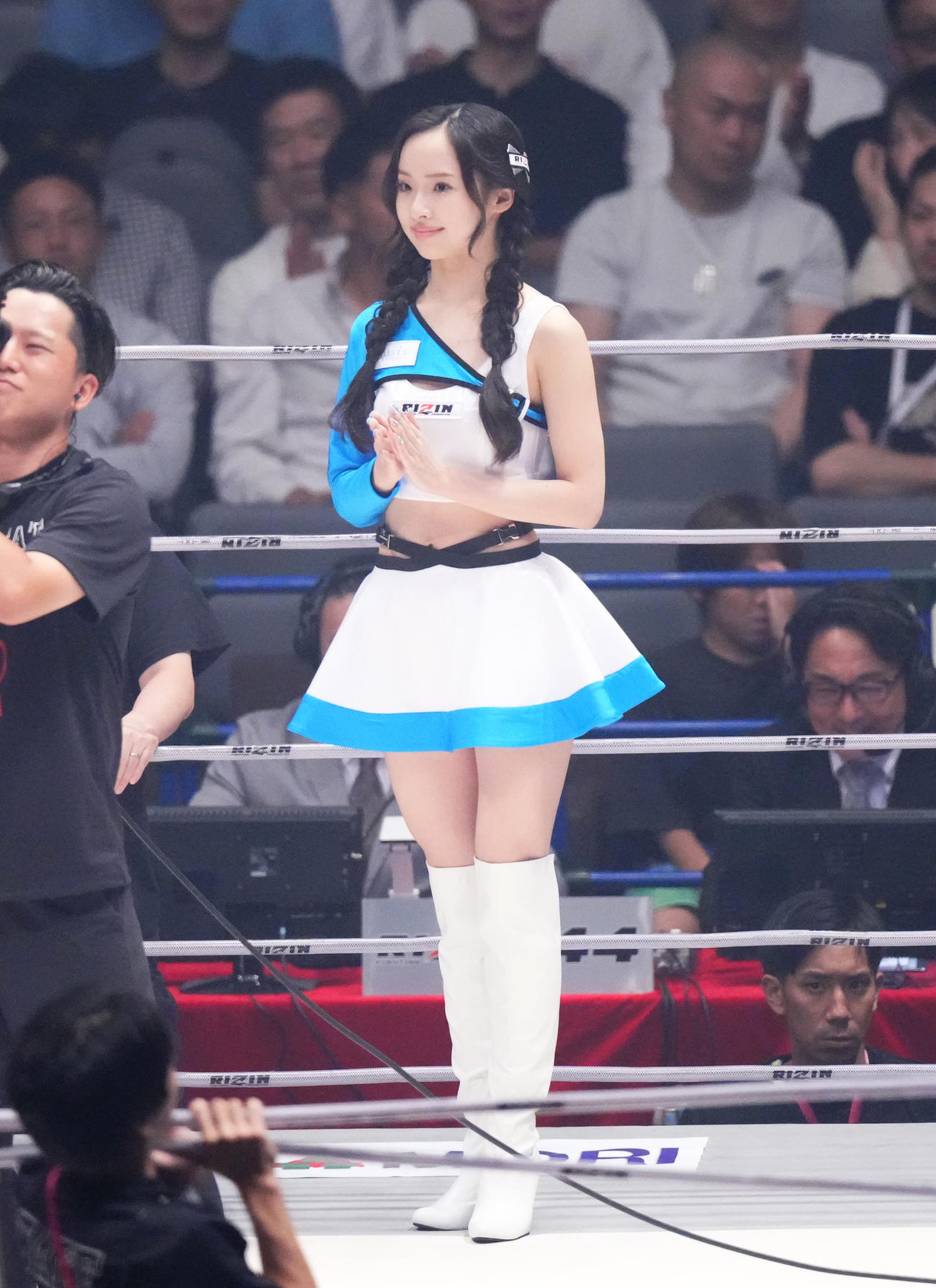 リングを彩るラウンドガール（撮影・菅敏）