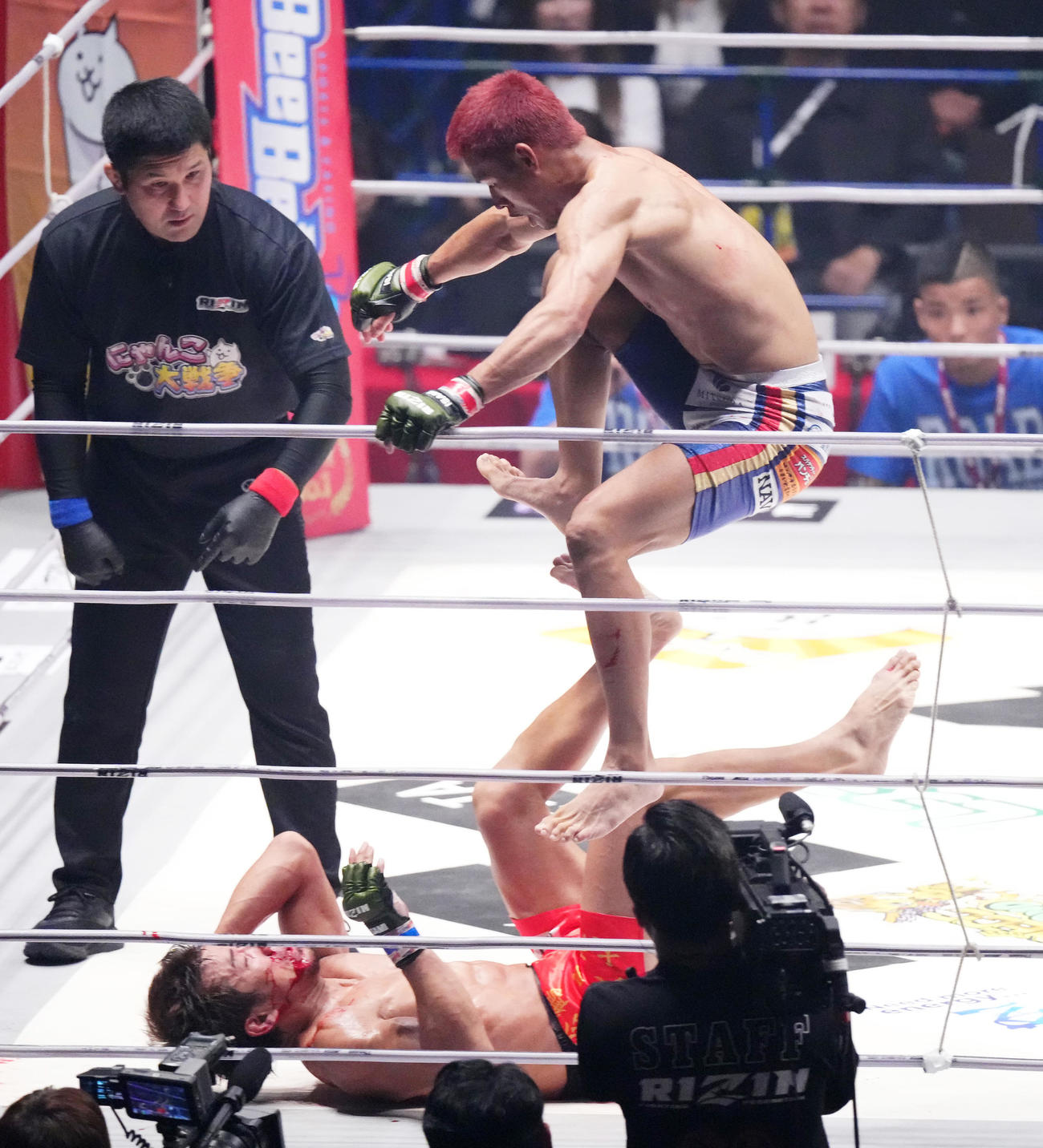 3回、岡田（下）を攻める中島（撮影・菅敏）