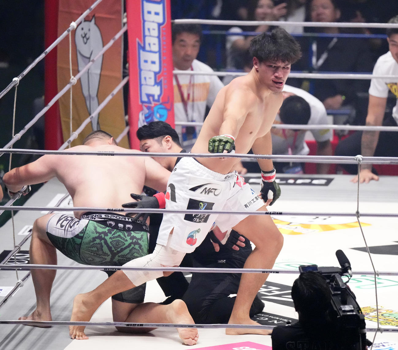 1回、チューカス（左）に勝利し、ポーズをとるシビサイ（撮影・菅敏）