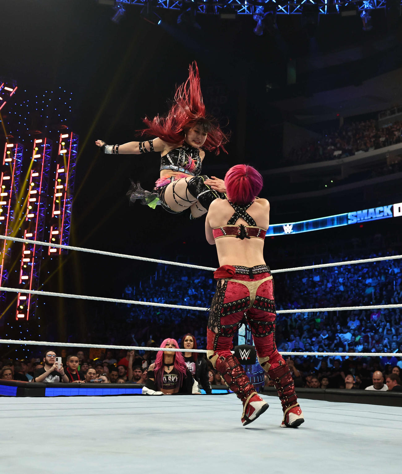 アスカ（右）にスワンダイブ式ミサイルキックを放ったWWE女子王者イヨ・スカイコピーライト2023 WWE, Inc. All Rights Reserved.