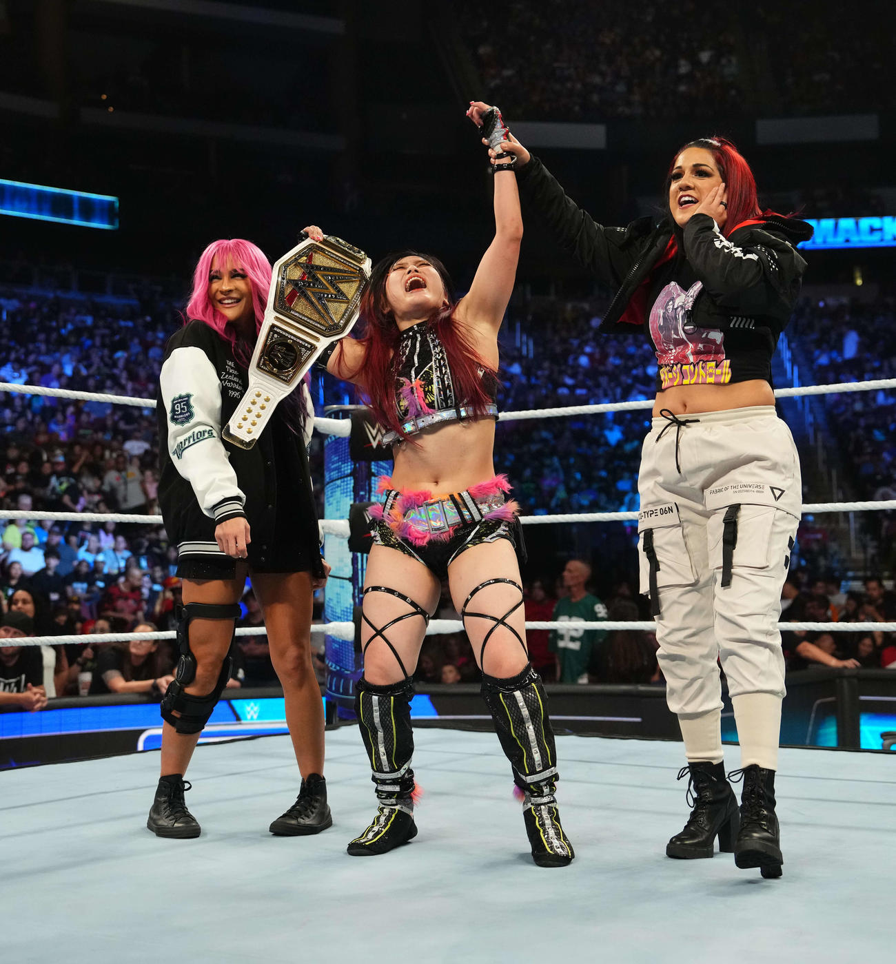 同じユニットのベイリー（右端）、ダコタ・カイ（左端）と王座防衛を喜ぶWWE女子王者イヨ・スカイコピーライト2023 WWE, Inc. All Rights Reserved.