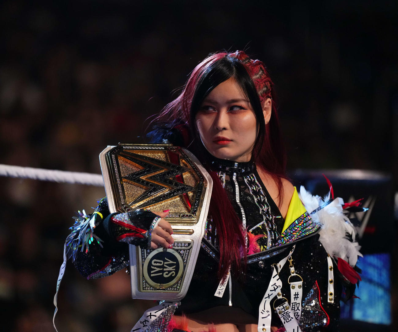 WWE女子王座ベルトを右肩にかけて入場した王者イヨ・スカイコピーライト2023 WWE, Inc. All Rights Reserved.
