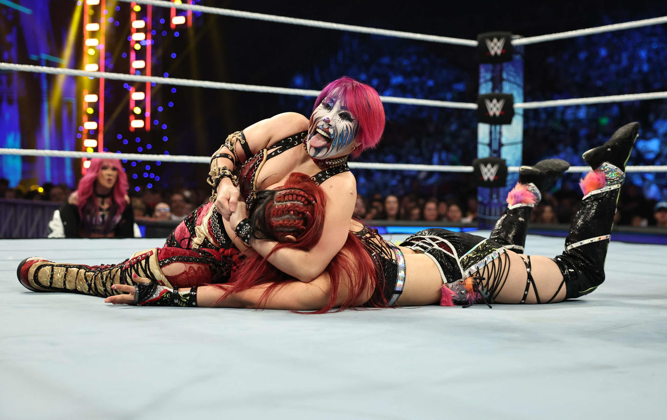 WWE女子王者イヨ・スカイ（右）をサイドヘッドロックで絞めるアスカ（C）2023 WWE, Inc. All Rights Reserved.