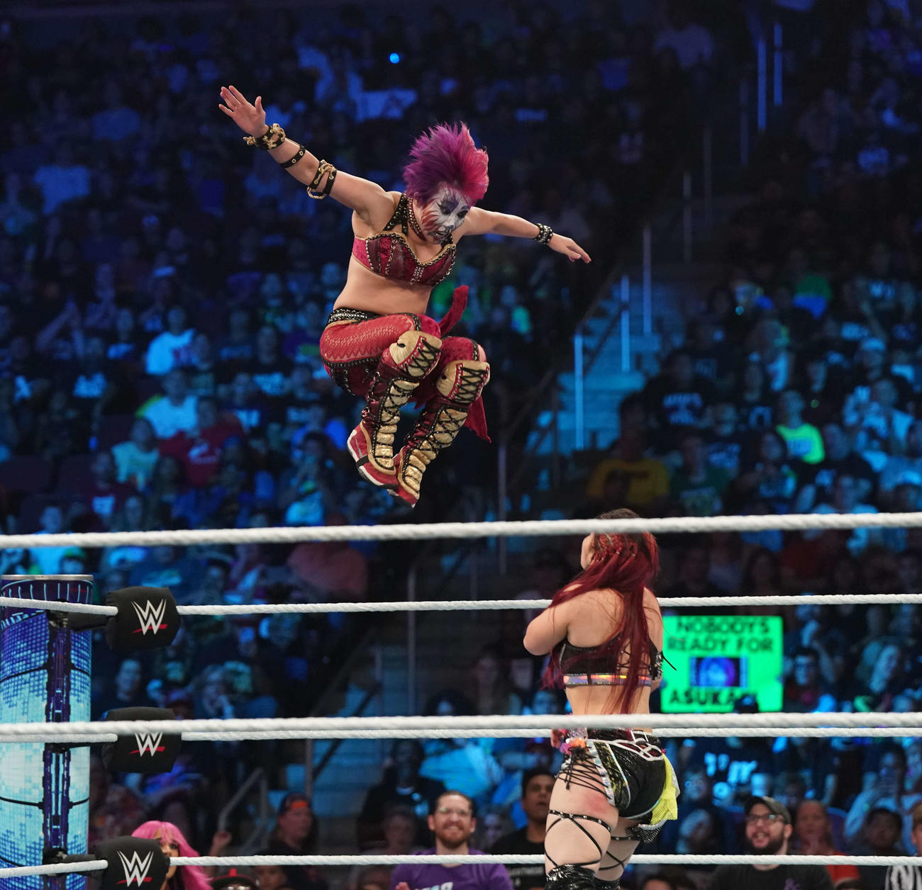 イヨ・スカイ（右）にミサイルキックを放つアスカ（C）2023 WWE, Inc. All Rights Reserved.