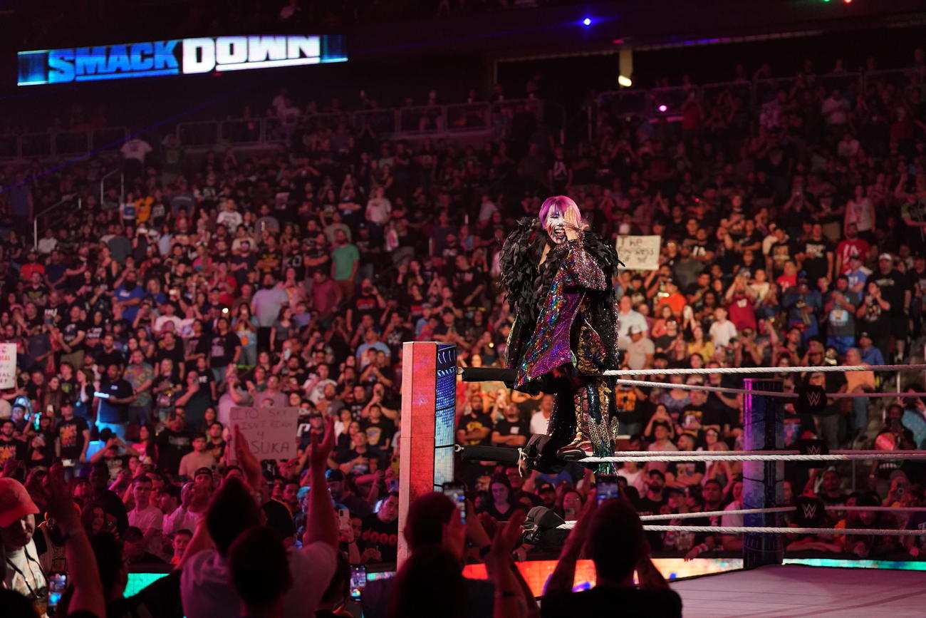 リングイン後、コーナートップで観客の声援に応じるアスカ（C）2023 WWE, Inc. All Rights Reserved.