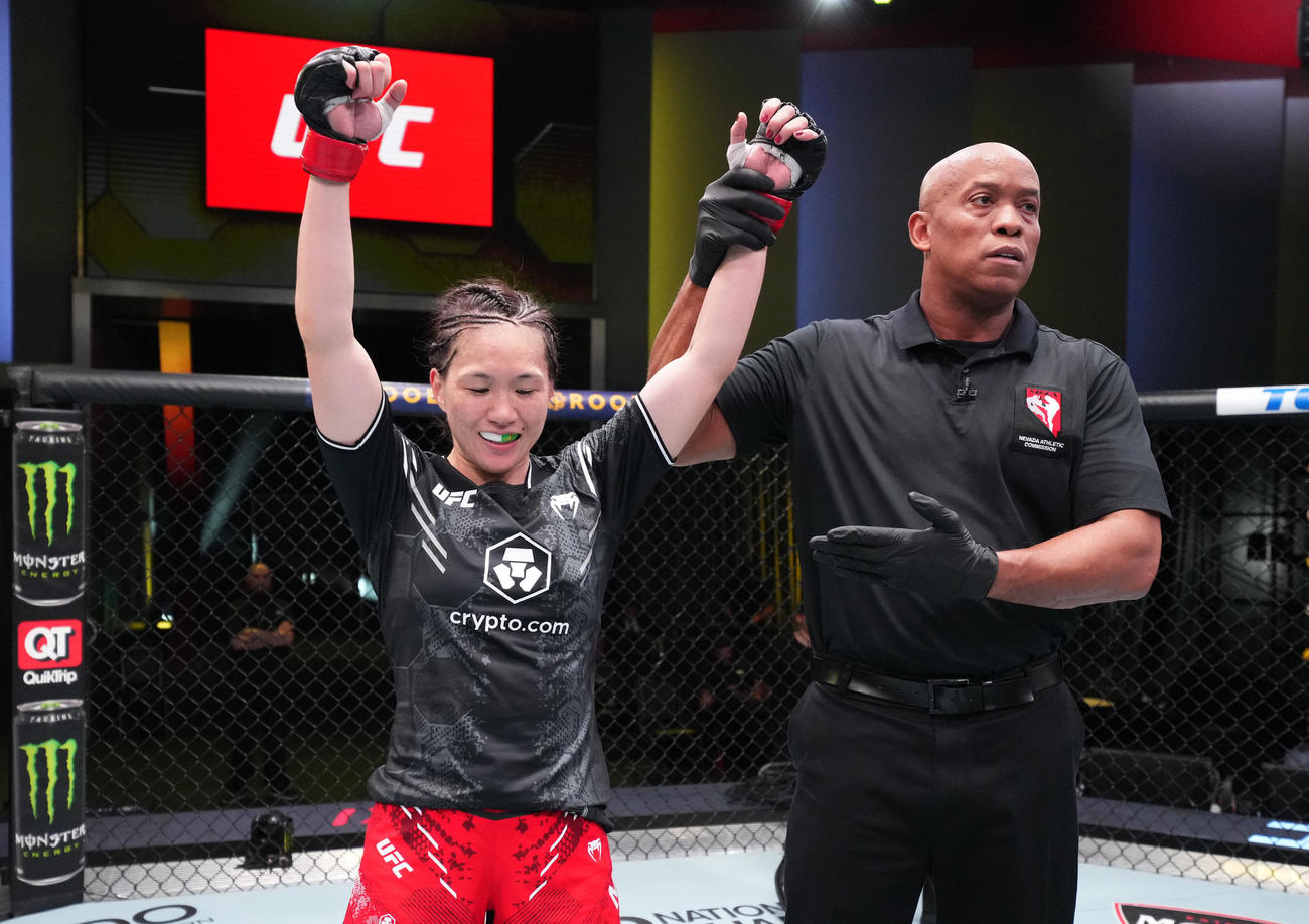 3年ぶりの復帰戦で判定勝ちし、勝ち名乗りを受ける魅津希（左）