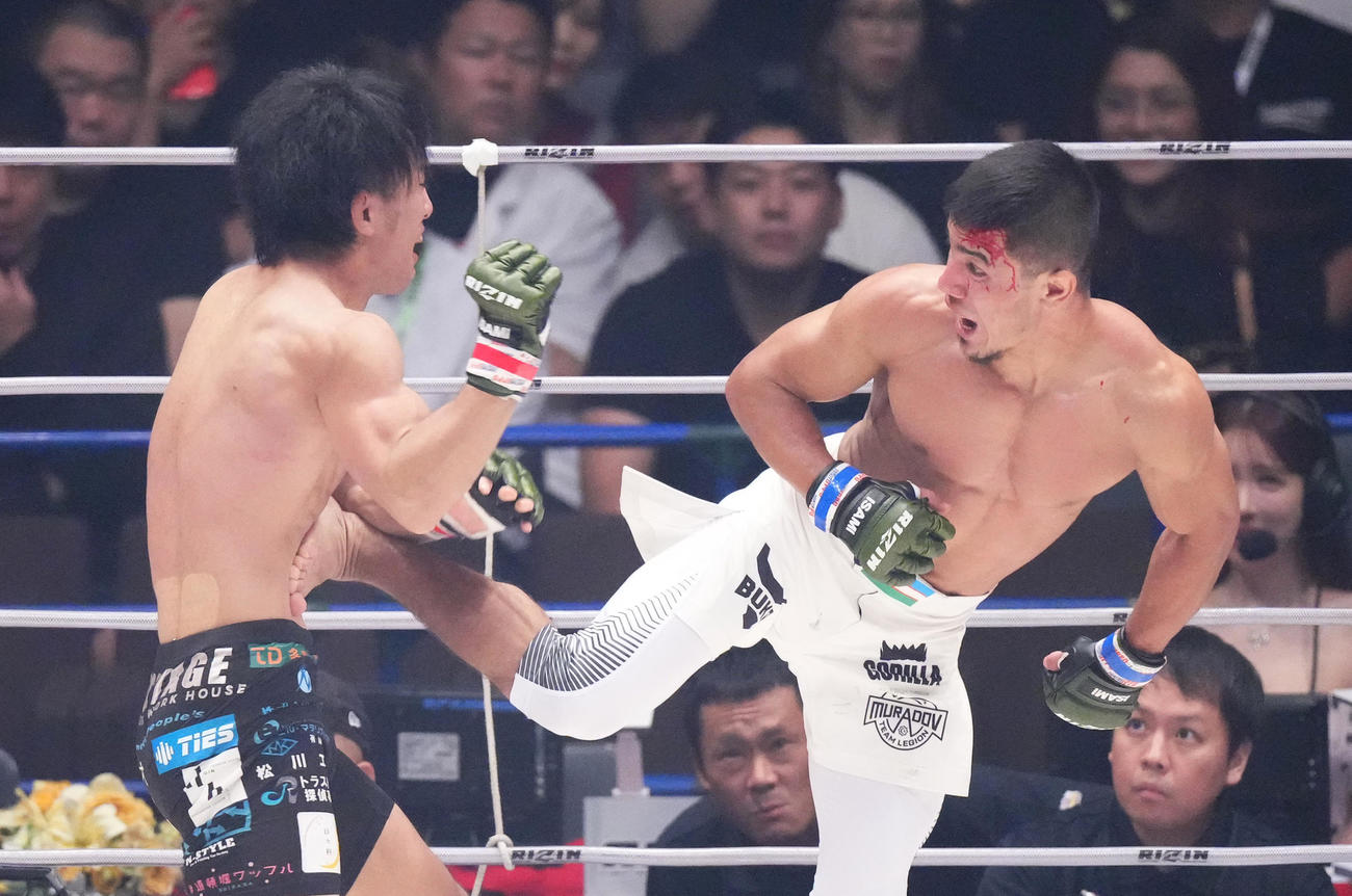 1回、征矢（左）にキックを見舞うラテミロフ（撮影・菅敏）