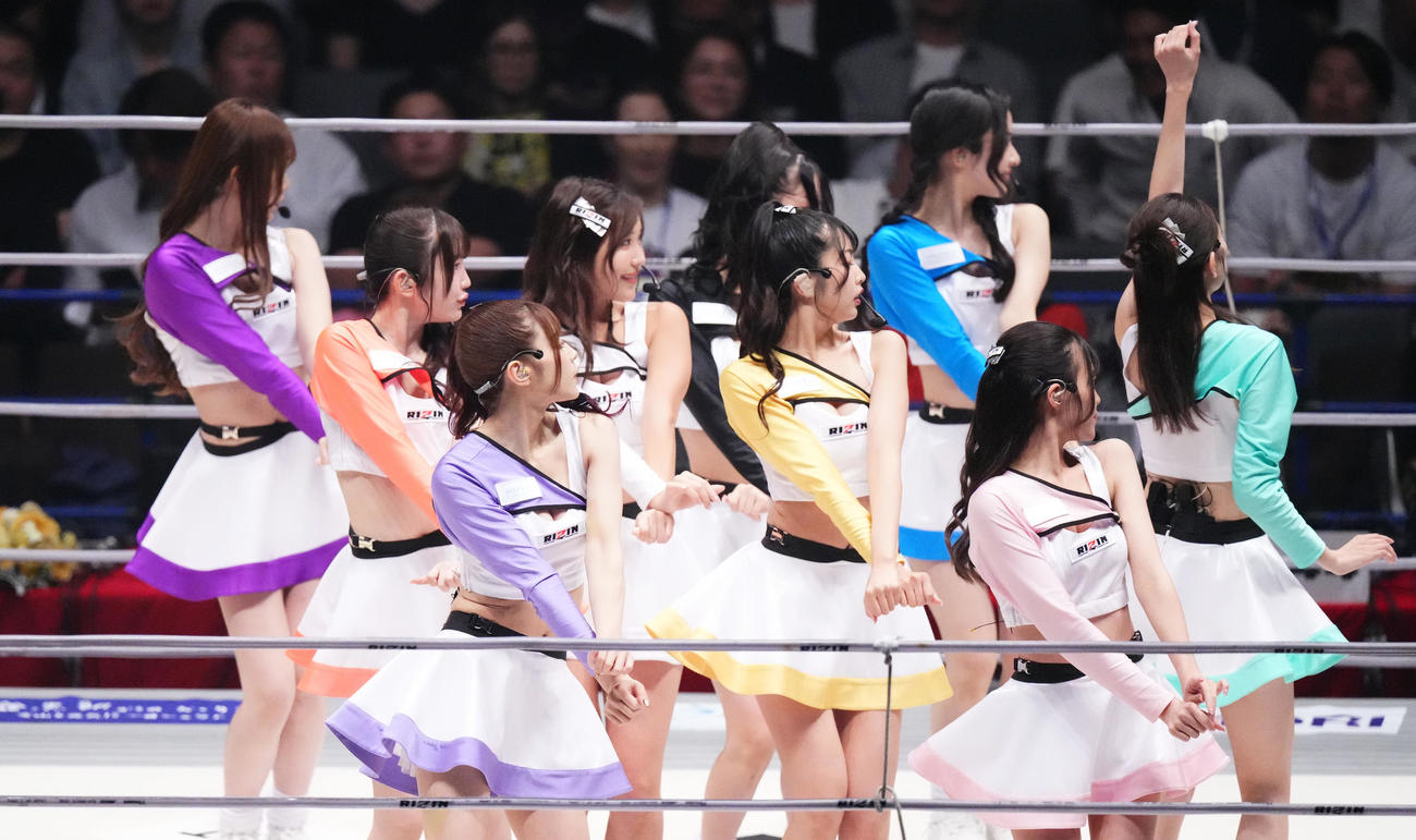 歌とダンスで会場を盛り上げるRIZIN GIRL（撮影・菅敏）