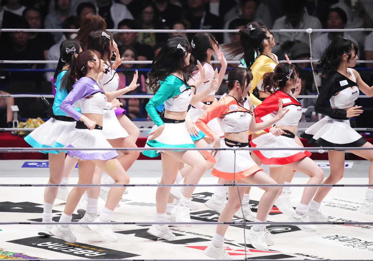 歌とダンスで会場を盛り上げるRIZIN GIRL（撮影・菅敏）