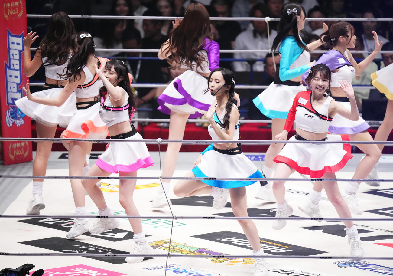 歌とダンスで会場を盛り上げるRIZIN GIRL（撮影・菅敏）
