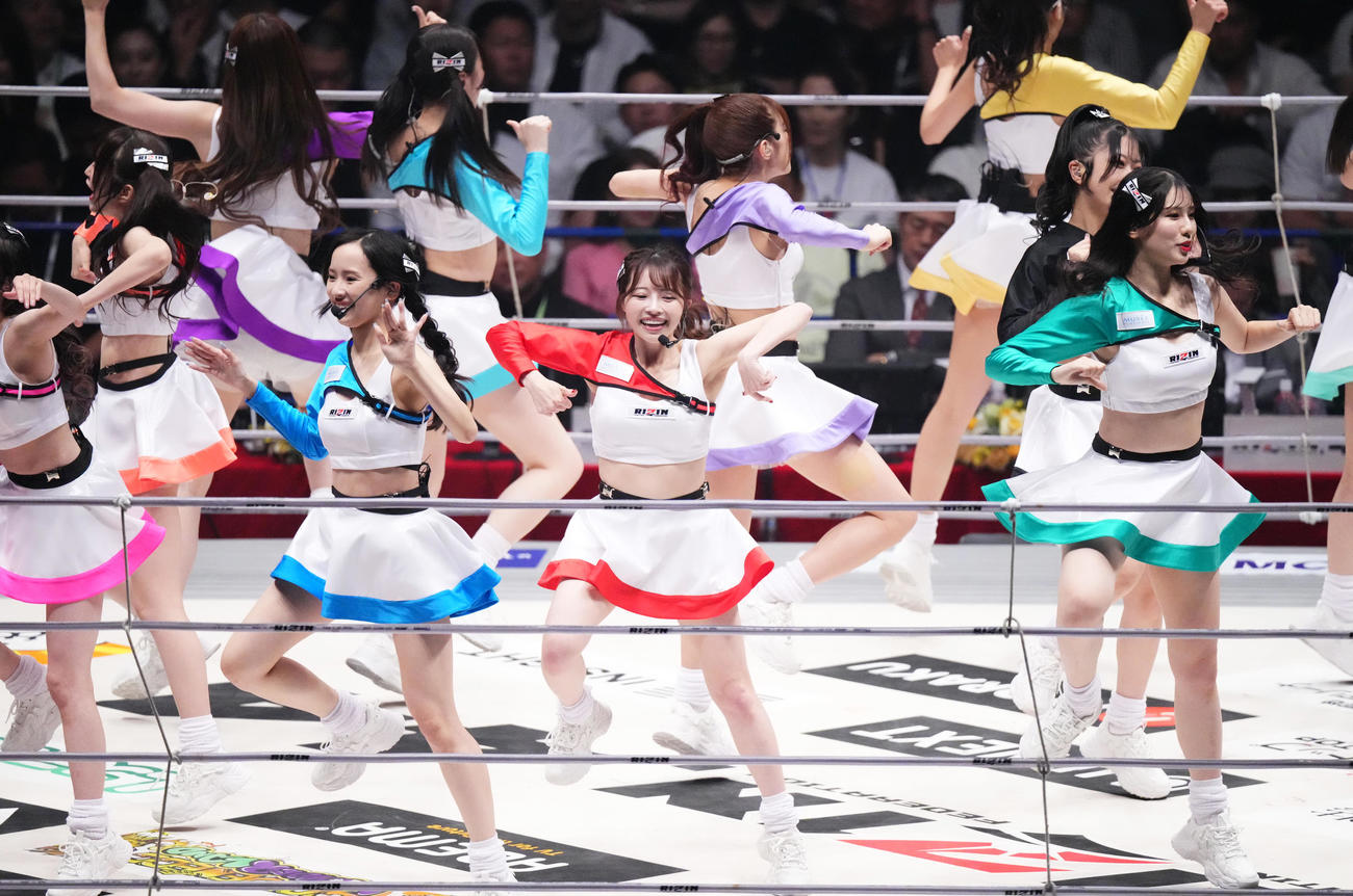 歌とダンスで会場を盛り上げるRIZIN GIRL（撮影・菅敏）